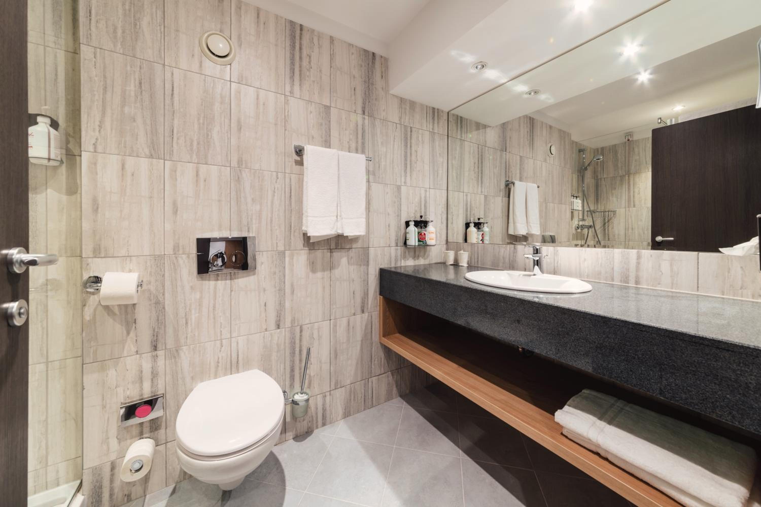 King Suite - Non-Smoking - Photo 10