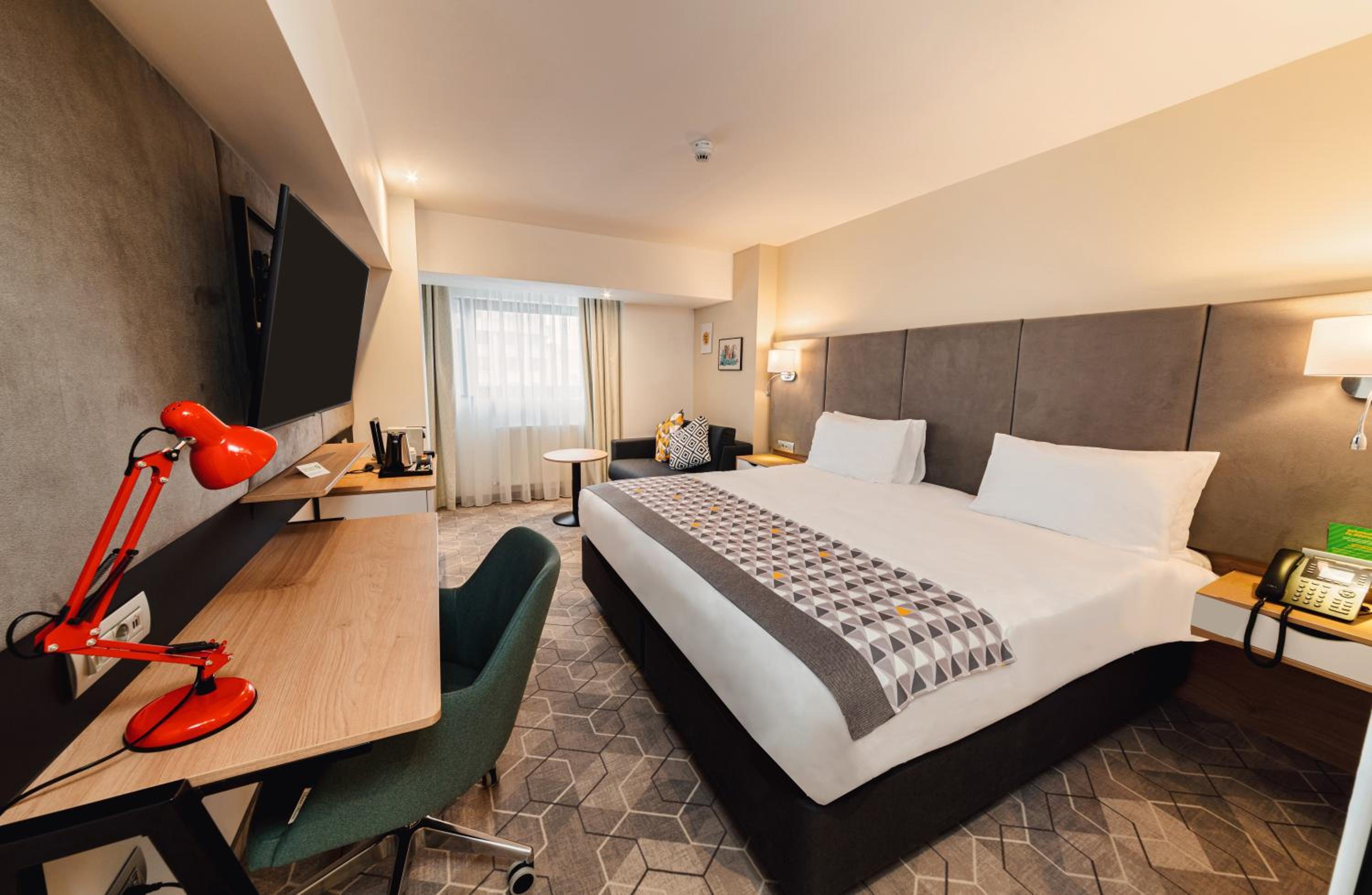 Premium King Room with Single Sofa Bed and City View - Photo 1