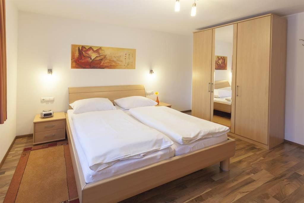 One-Bedroom Apartment With Shower photo 1