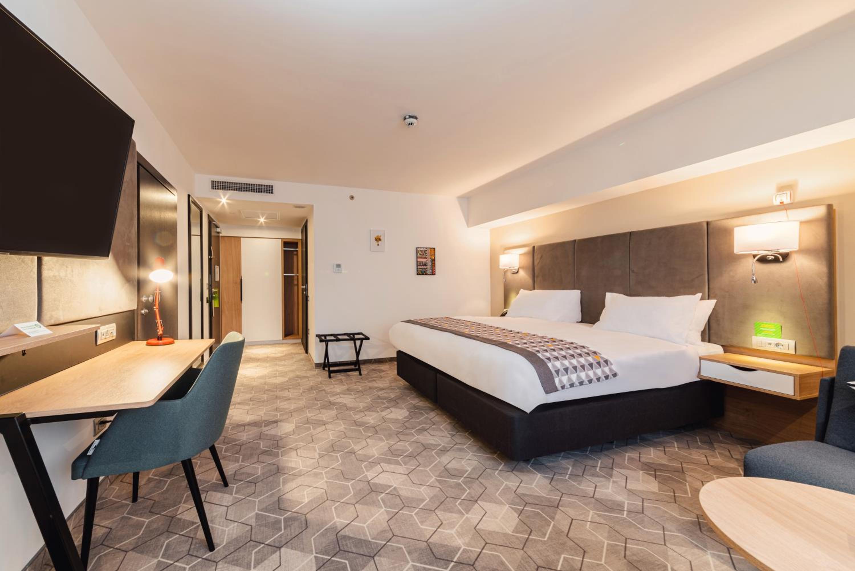 Standard King Room - Disability Access - Photo 2