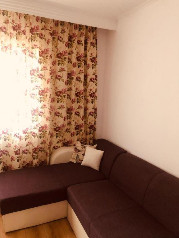 One-Bedroom Apartment - Photo 2