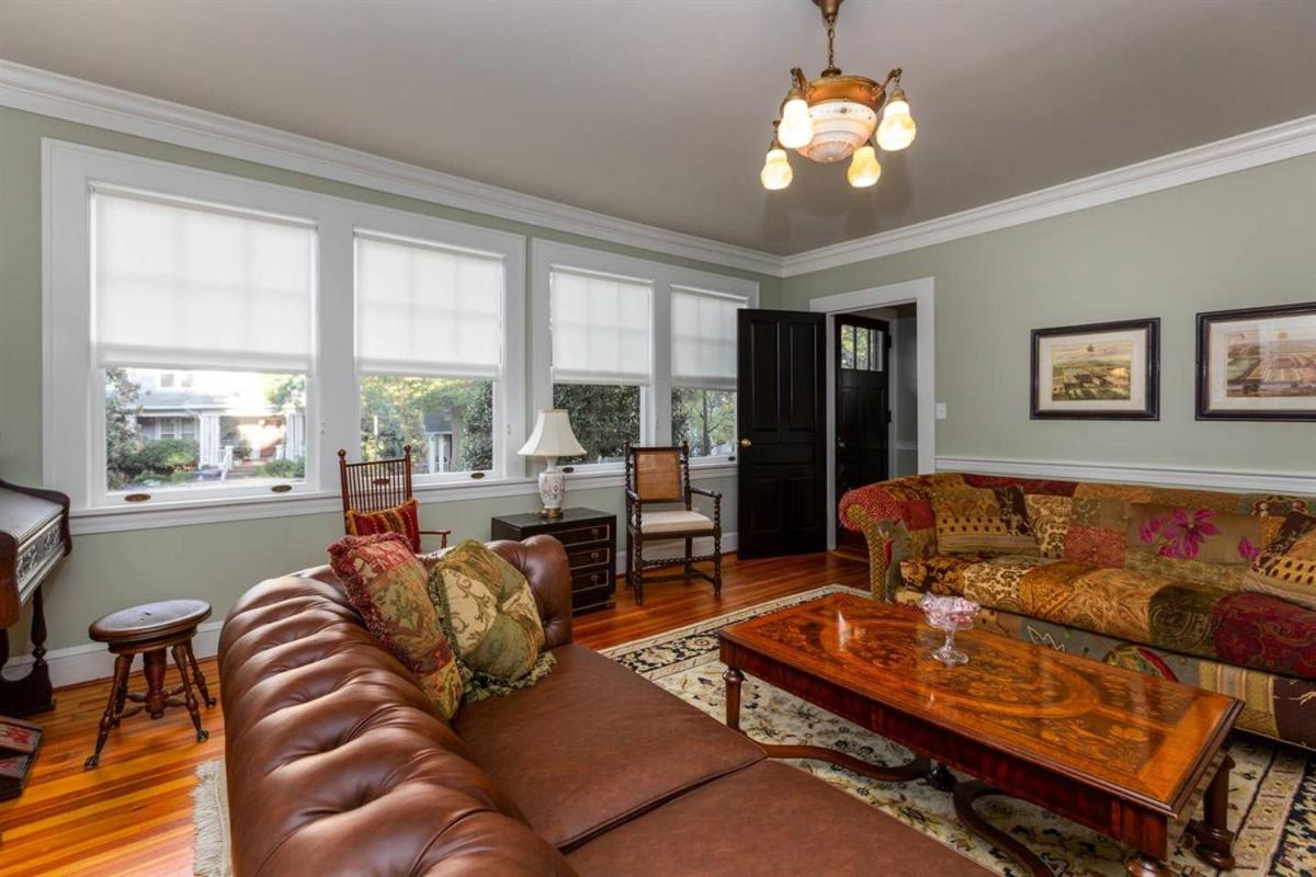 Five-Bedroom House photo 3