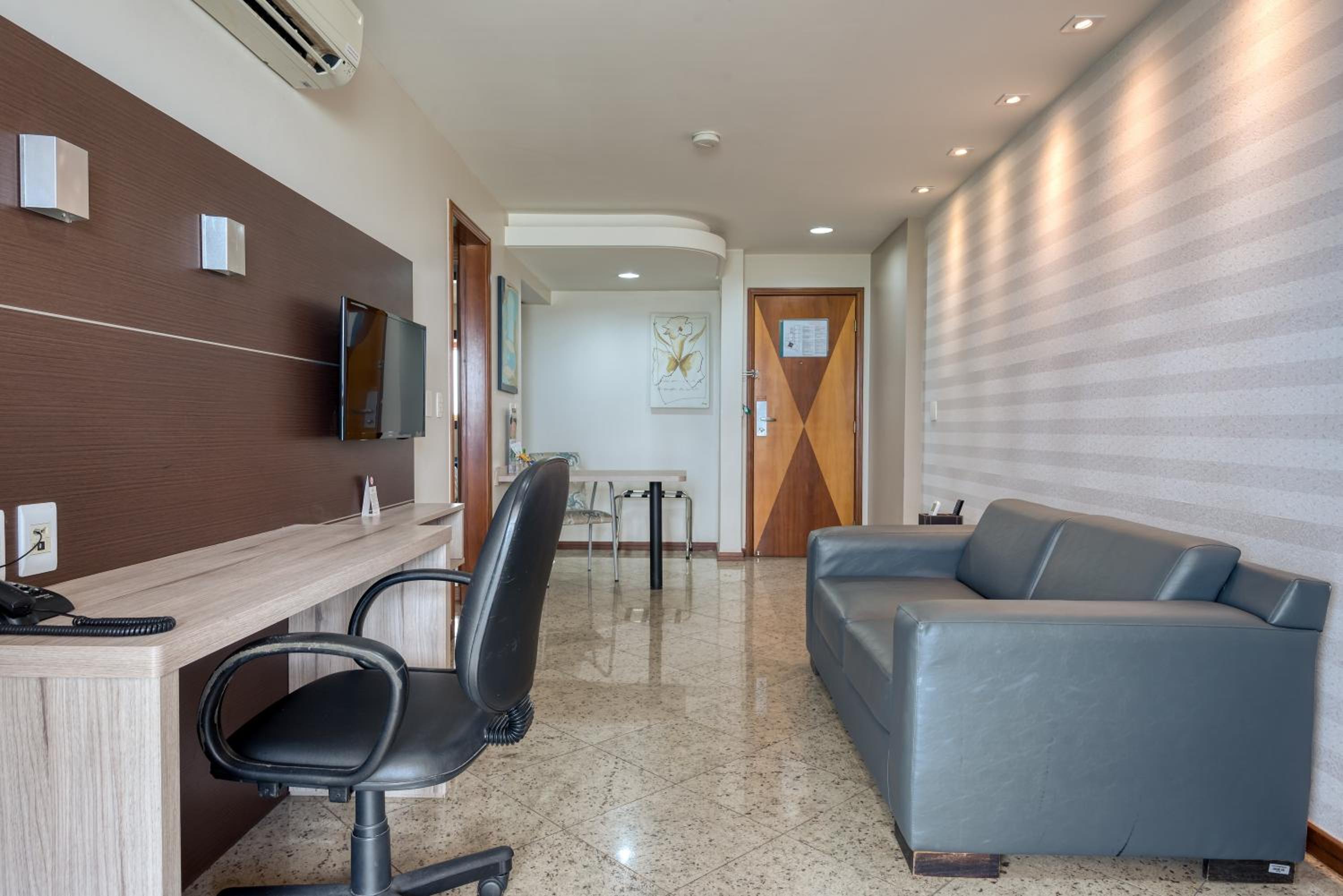 Deluxe Suite with Sea View - Photo 9