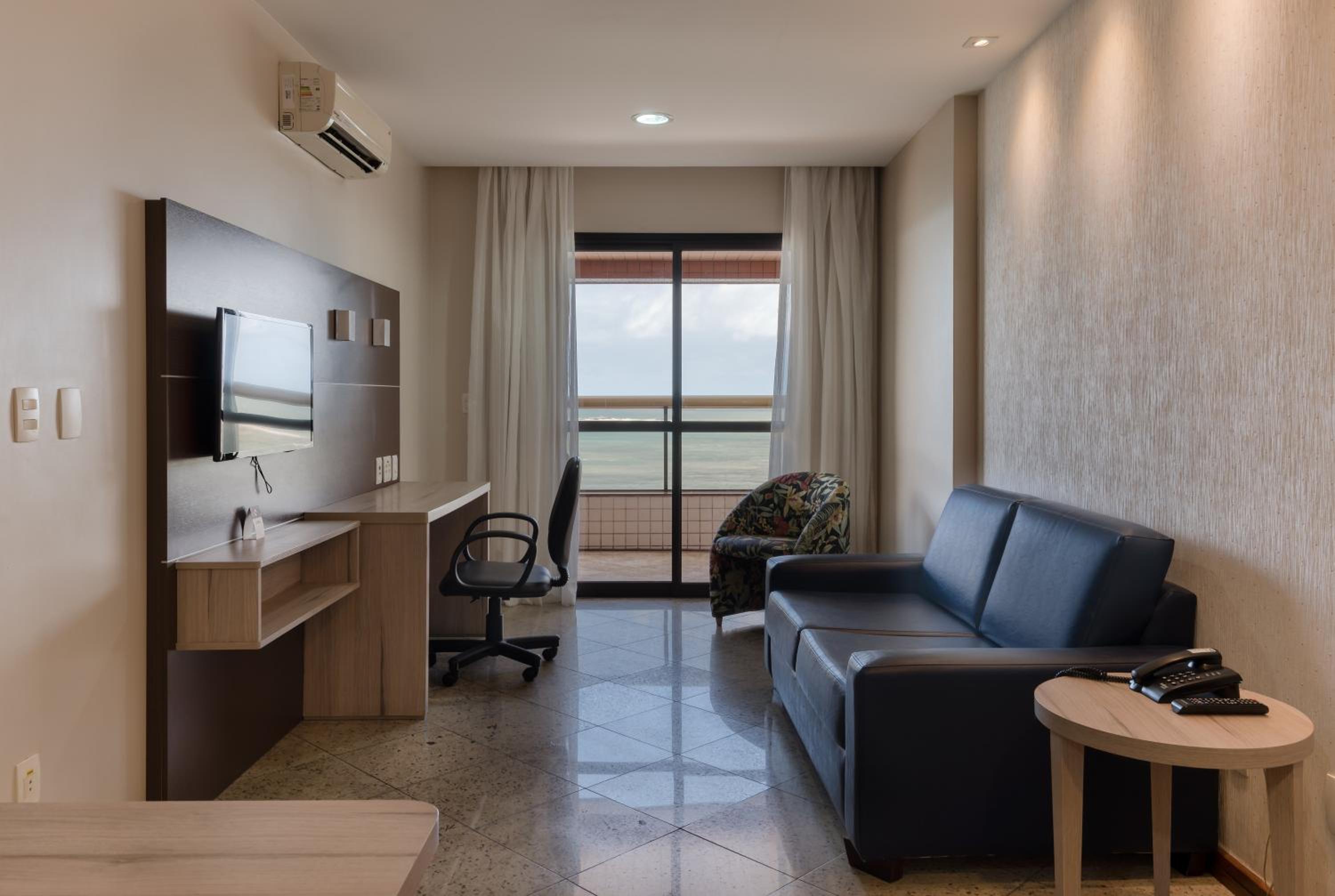 Deluxe Suite with Sea View - Photo 3