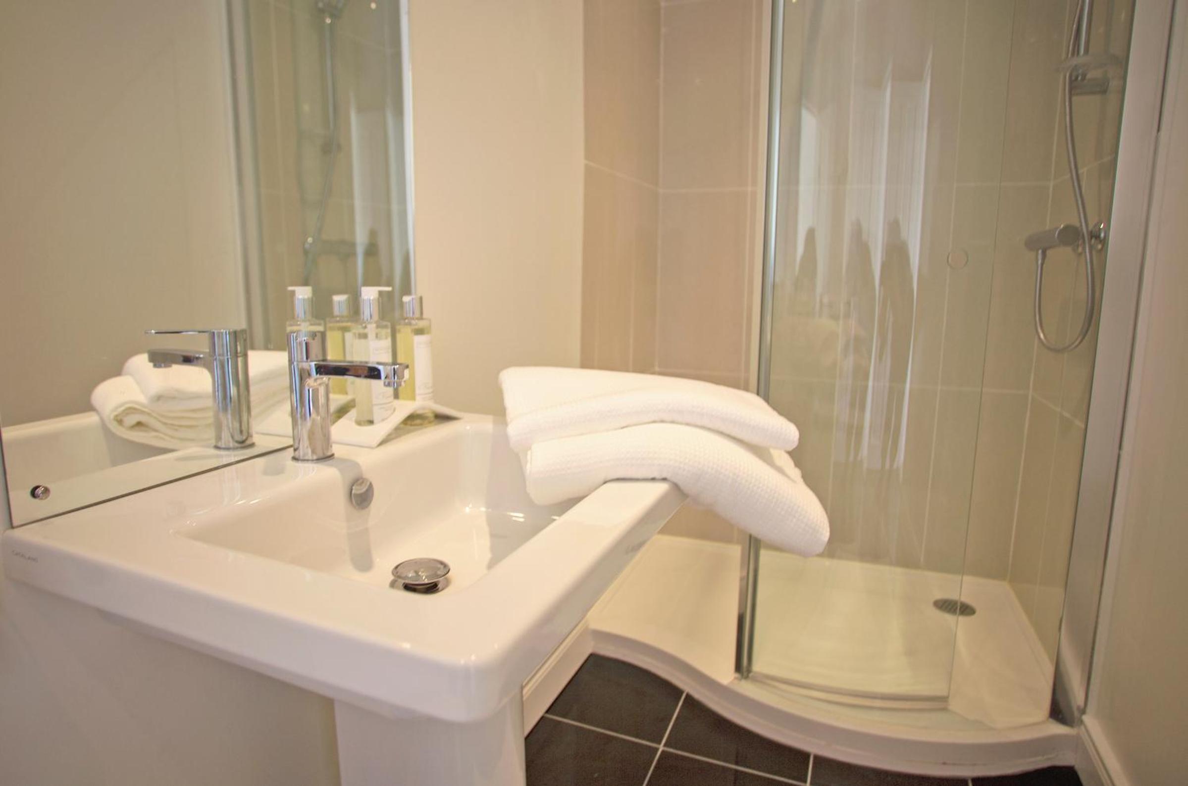 Twin Room with Shower - Photo 3