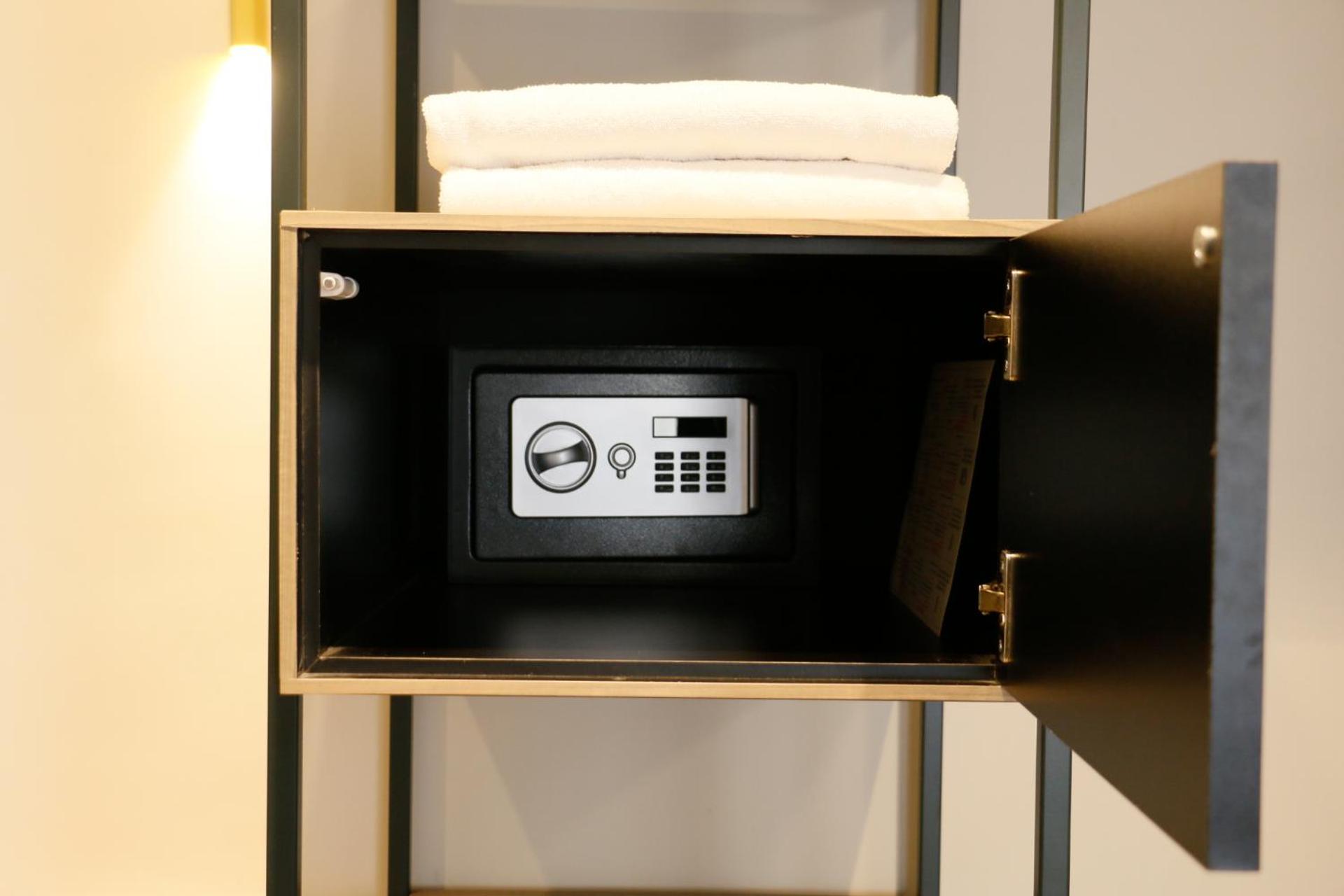 Deluxe Double or Twin Room with City View photo 3