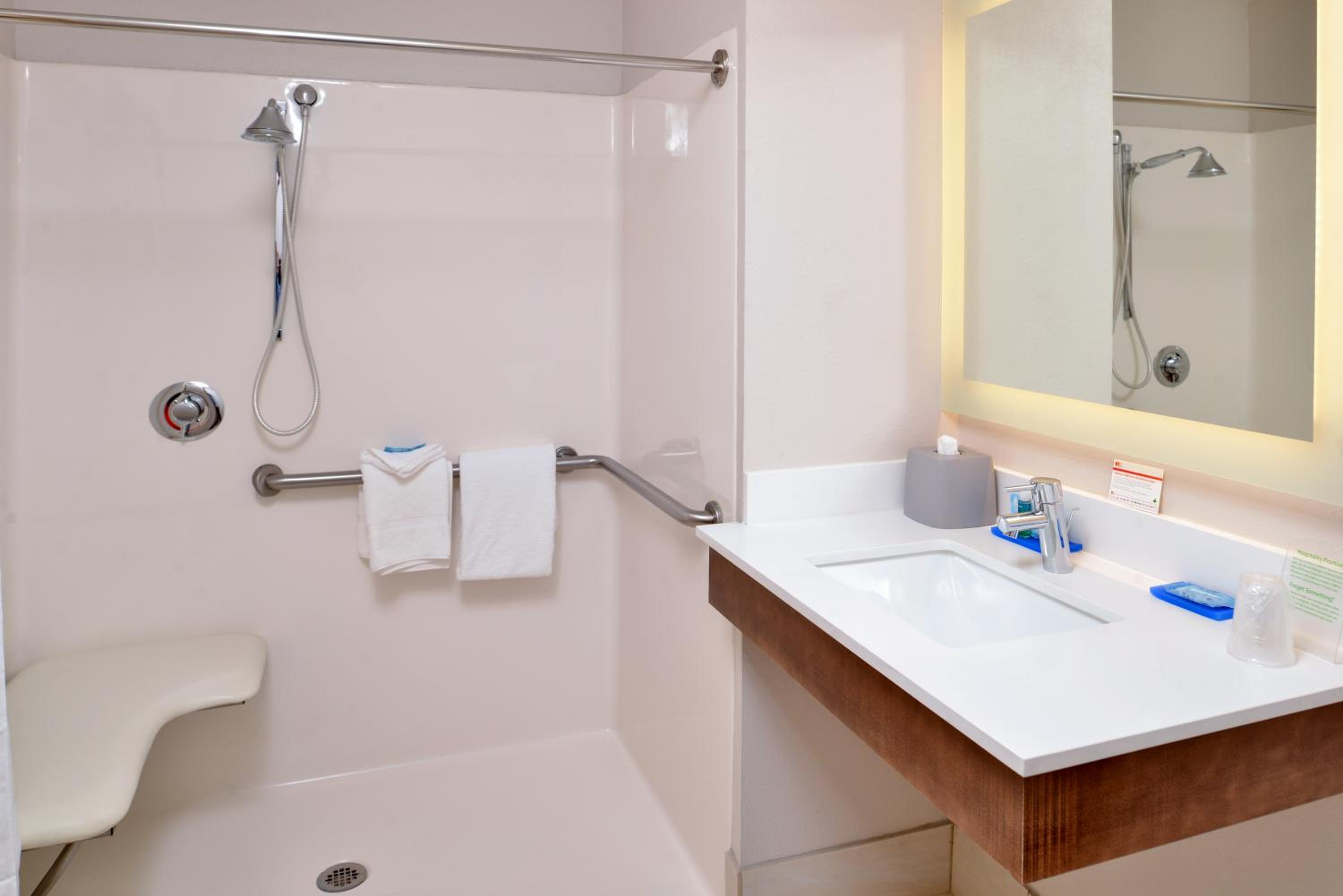 Standard King Room with Accessible Tub - Mobility Access - Photo 3