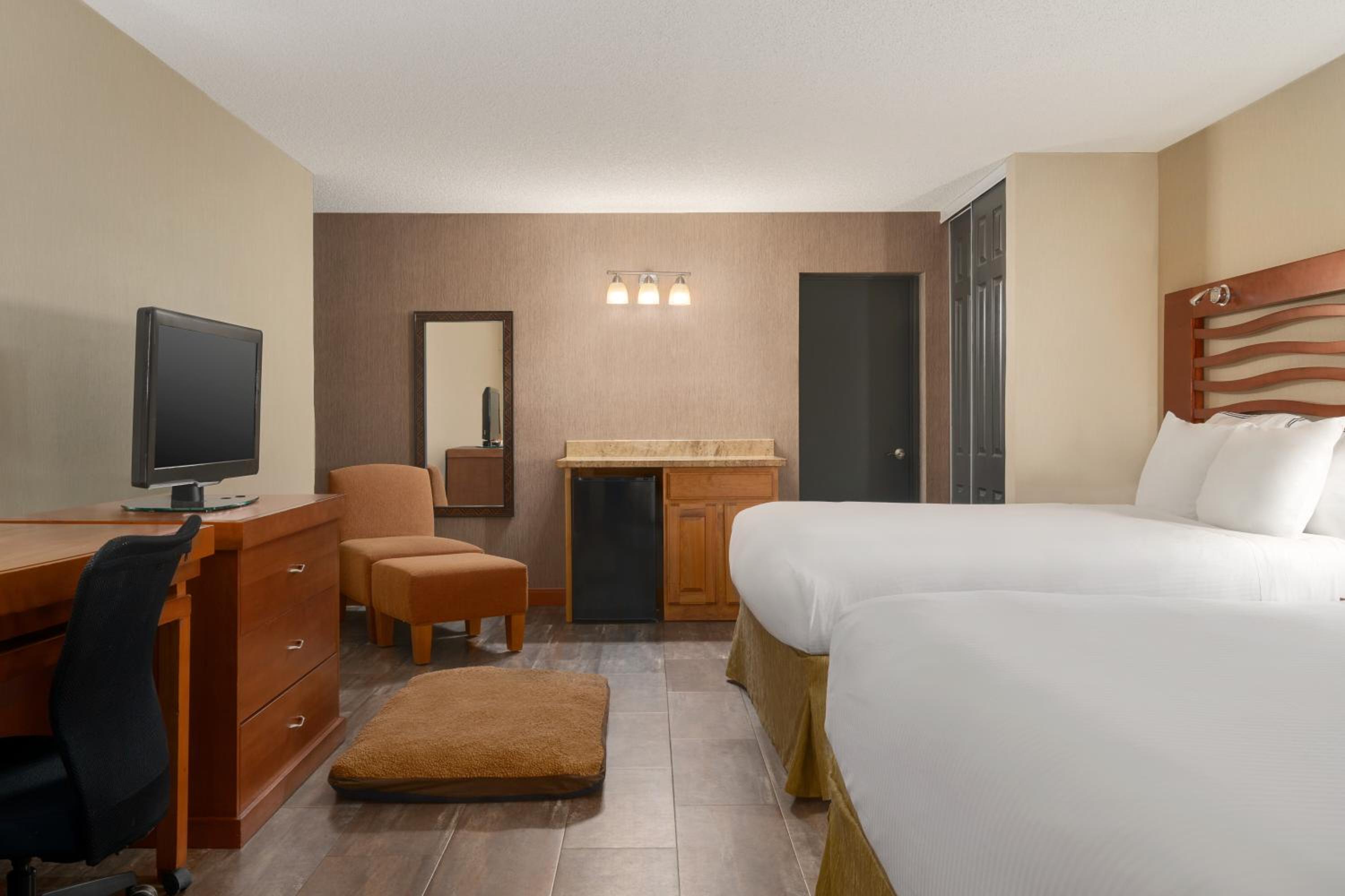 Queen Room With Two Queen Beds - Photo 2