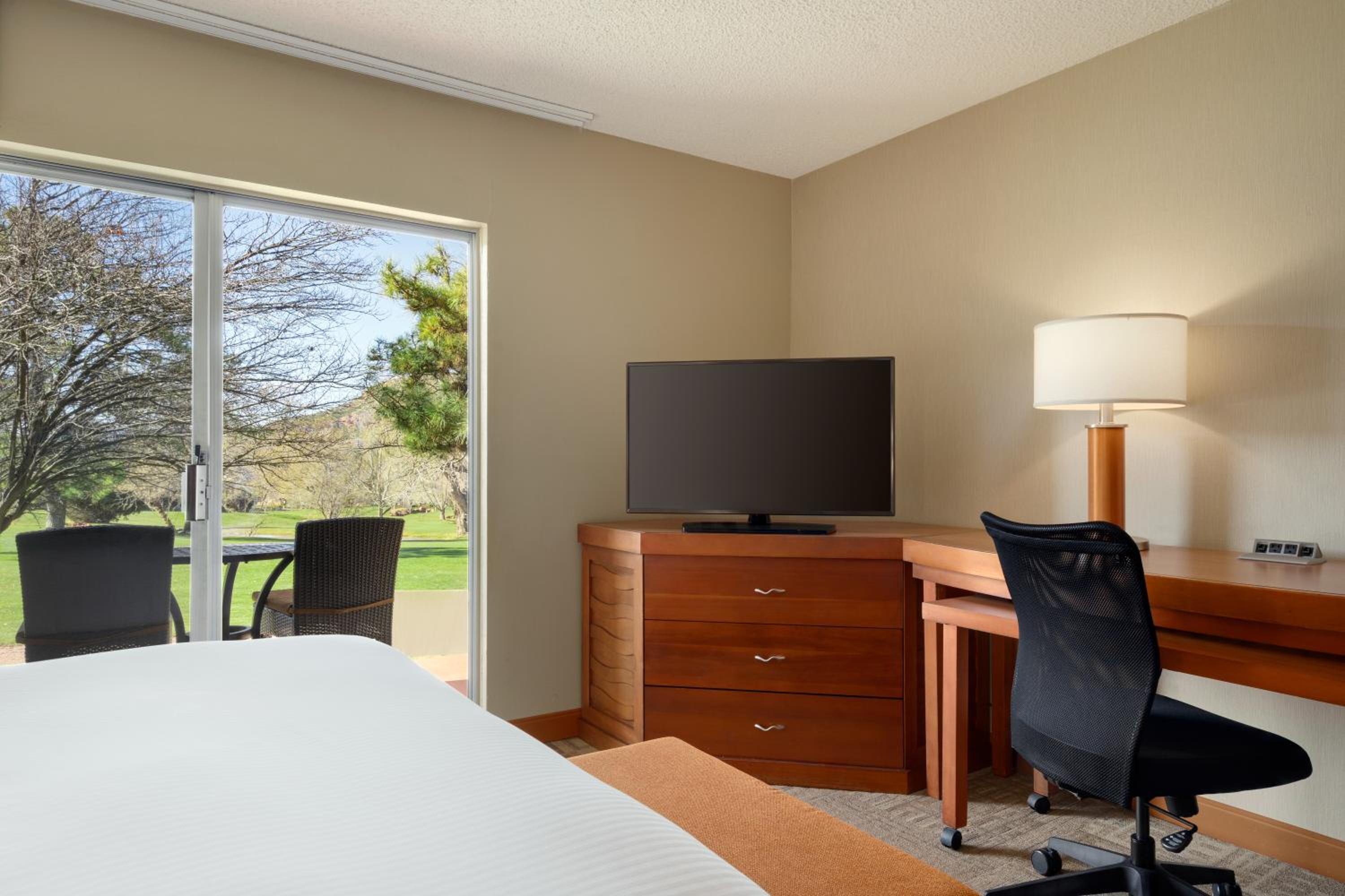 Deluxe Queen Room With Two Queen Beds - Photo 5
