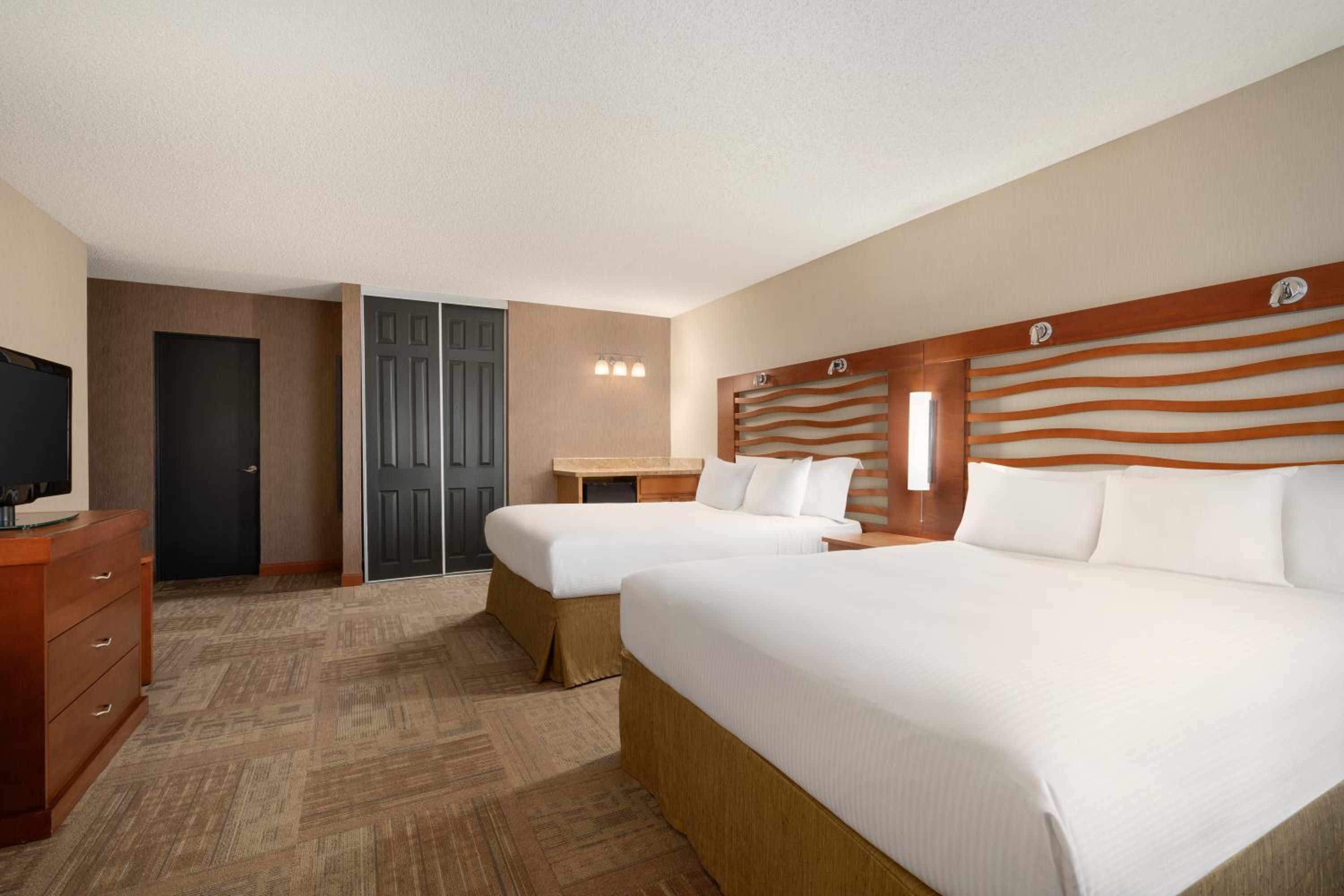 Queen Room With Two Queen Beds - Photo 4