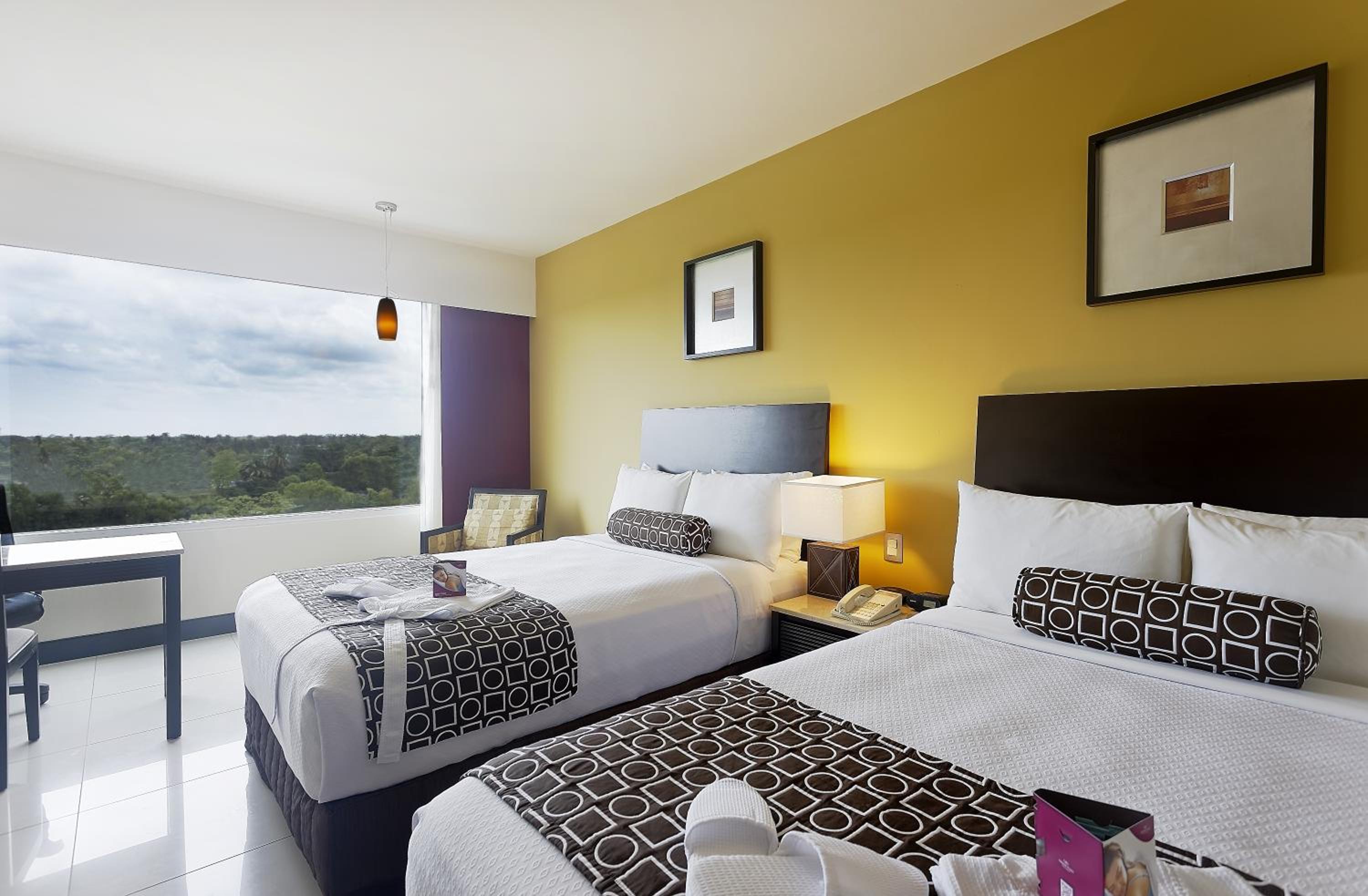 Executive Queen Room with Two Queen Beds - Photo 1