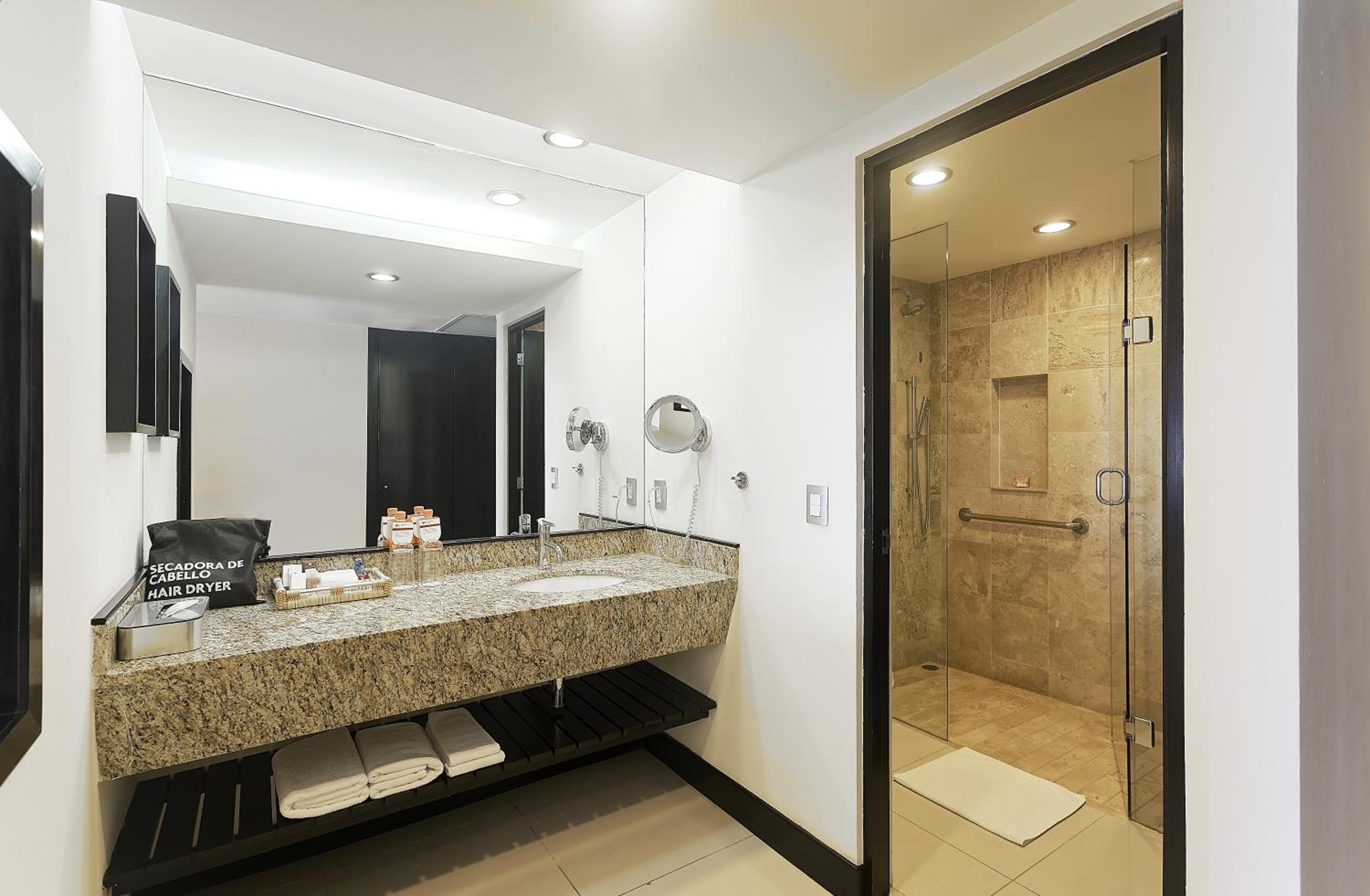 Crowne Suite - Photo 6