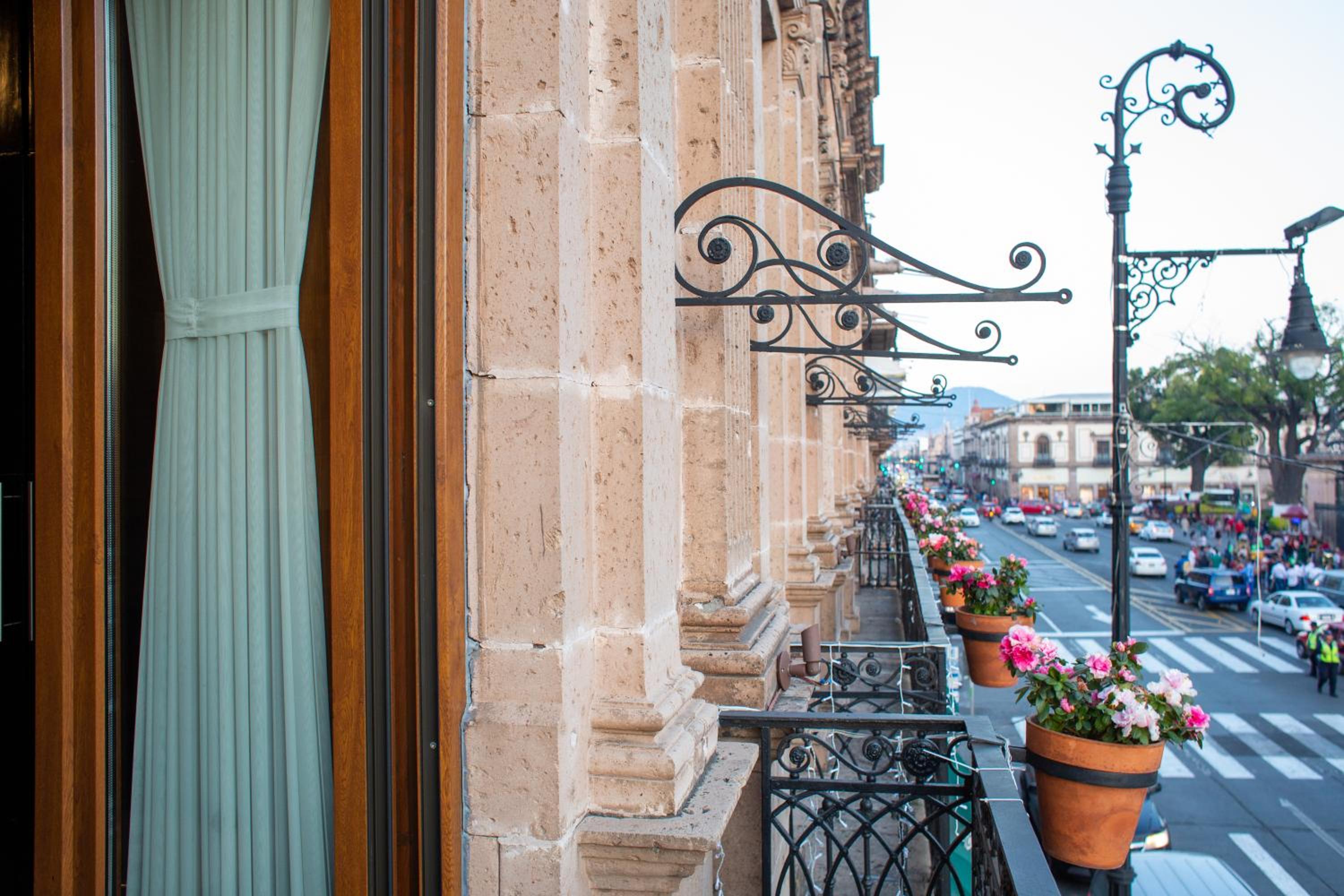Suite with Balcony - Photo 10