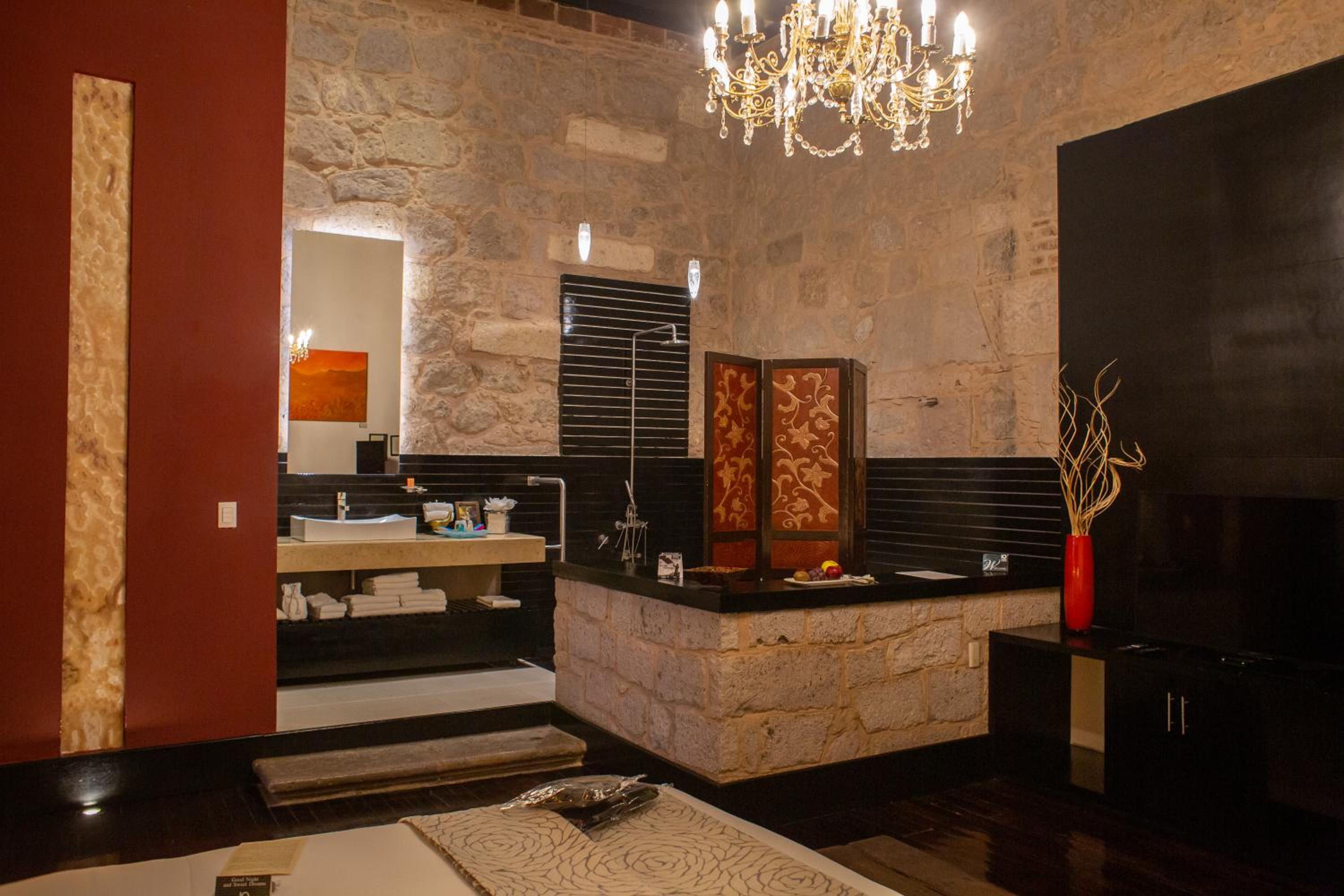 Suite with Balcony - Photo 2