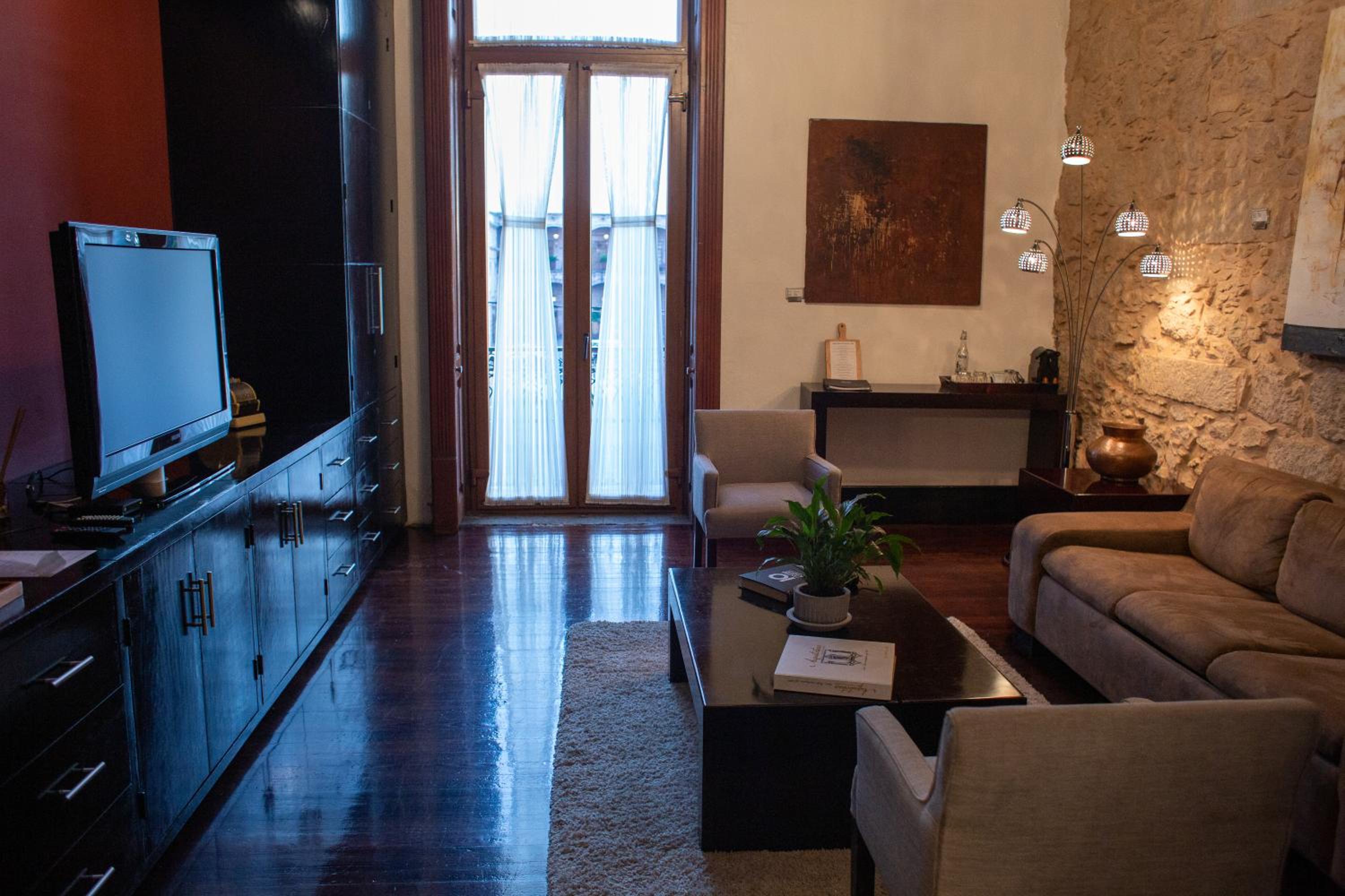 Suite with Balcony - Photo 6