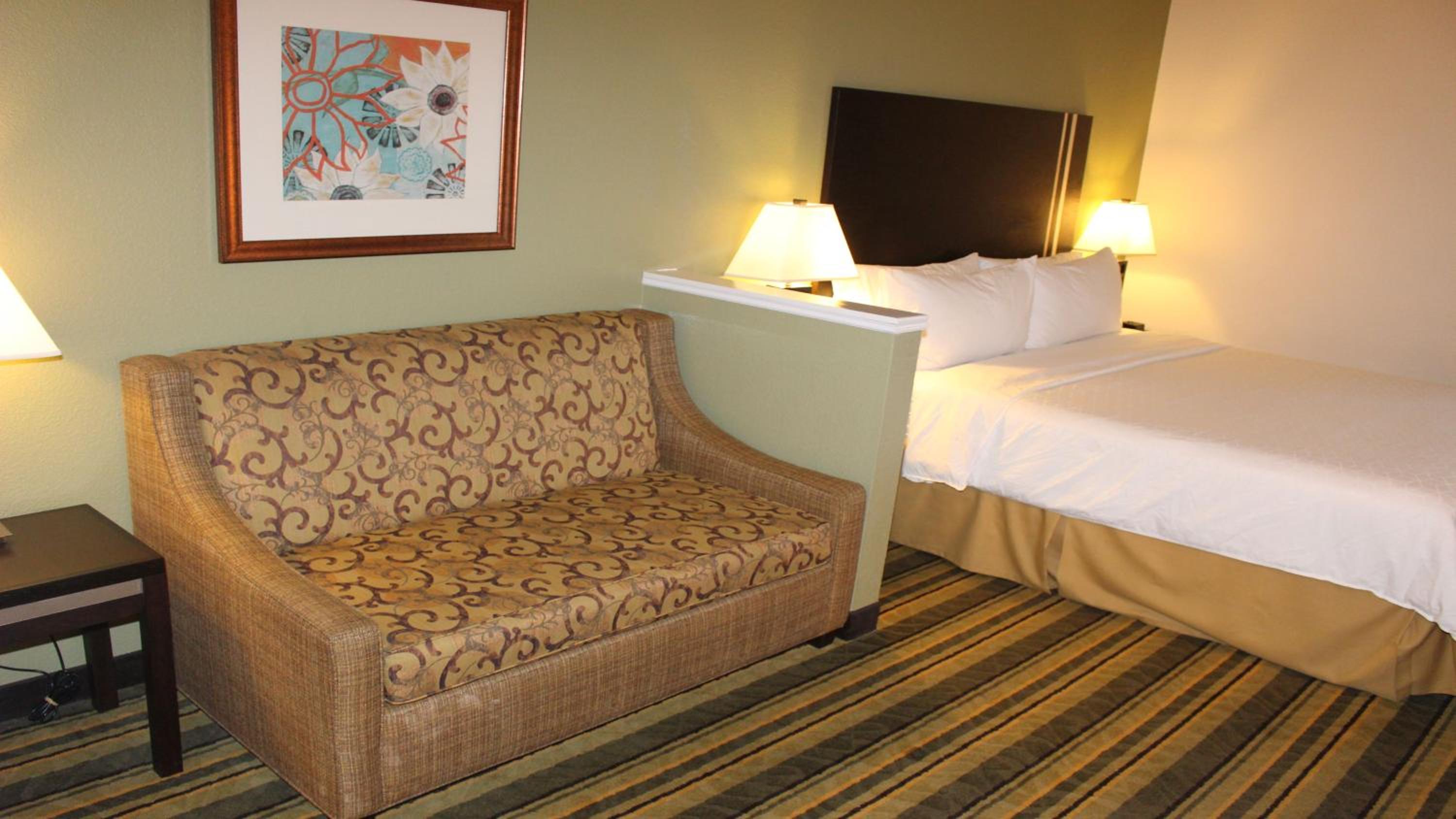Standard King Room - Photo 7