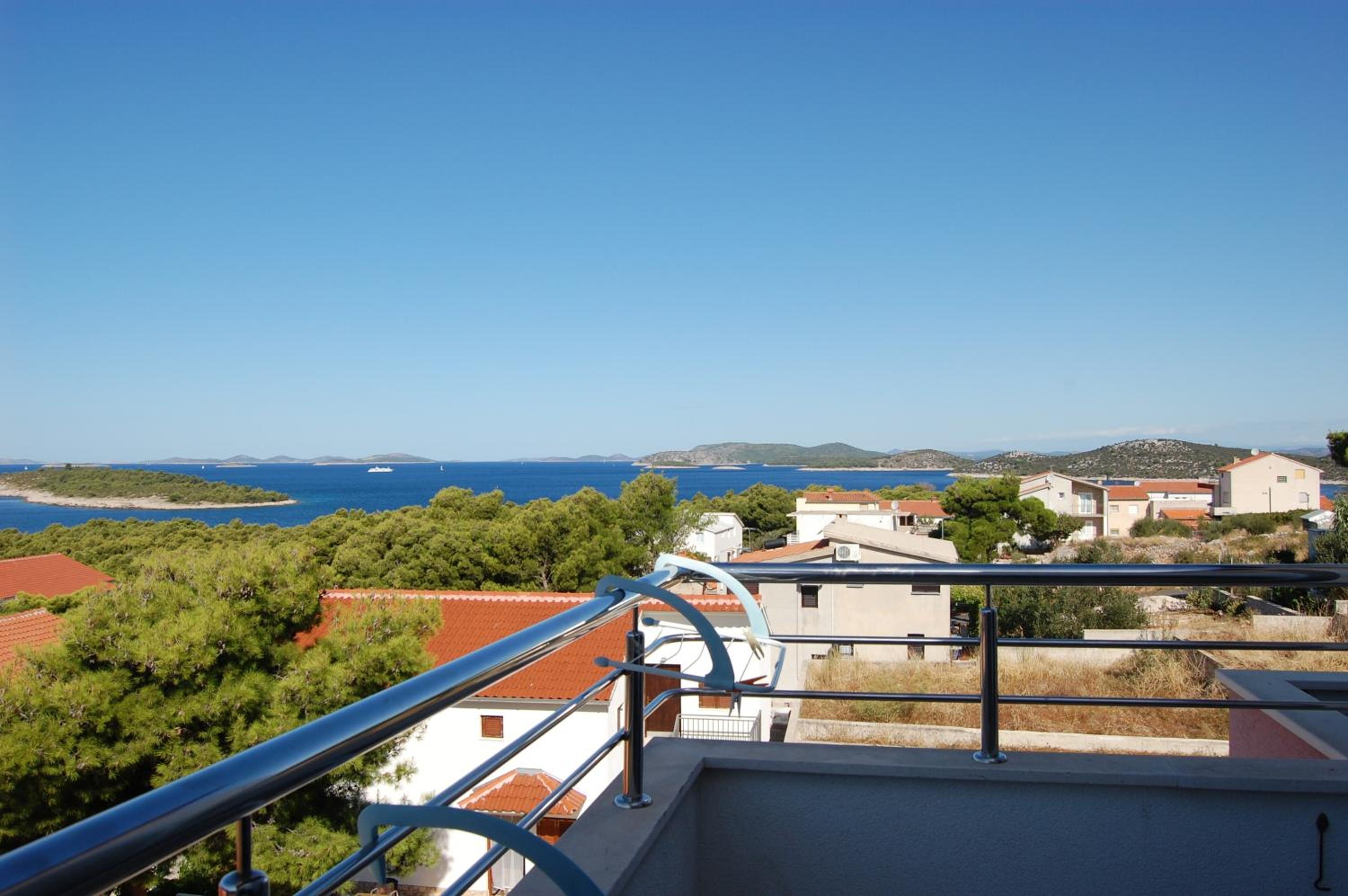 One-Bedroom Apartment with Terrace and Sea View - Photo 14
