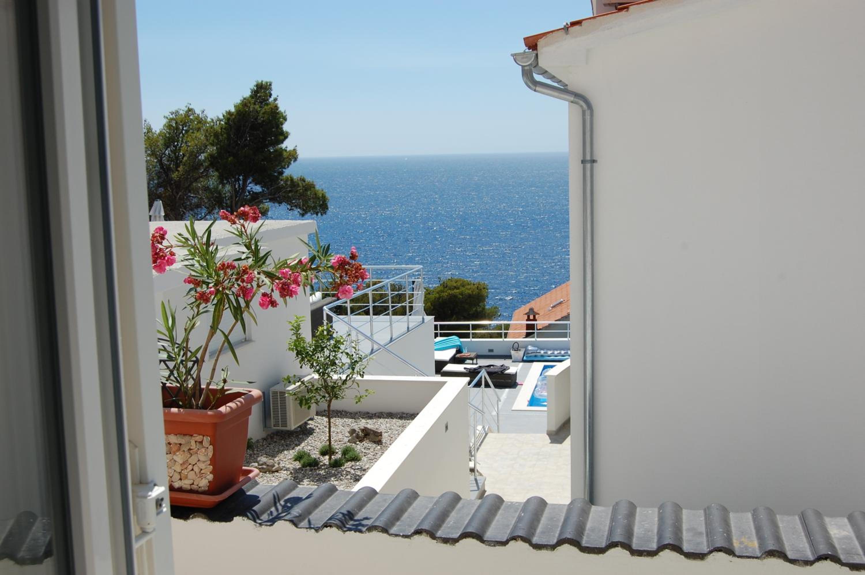 Two-Bedroom Apartment with Terrace and Sea View - Photo 34