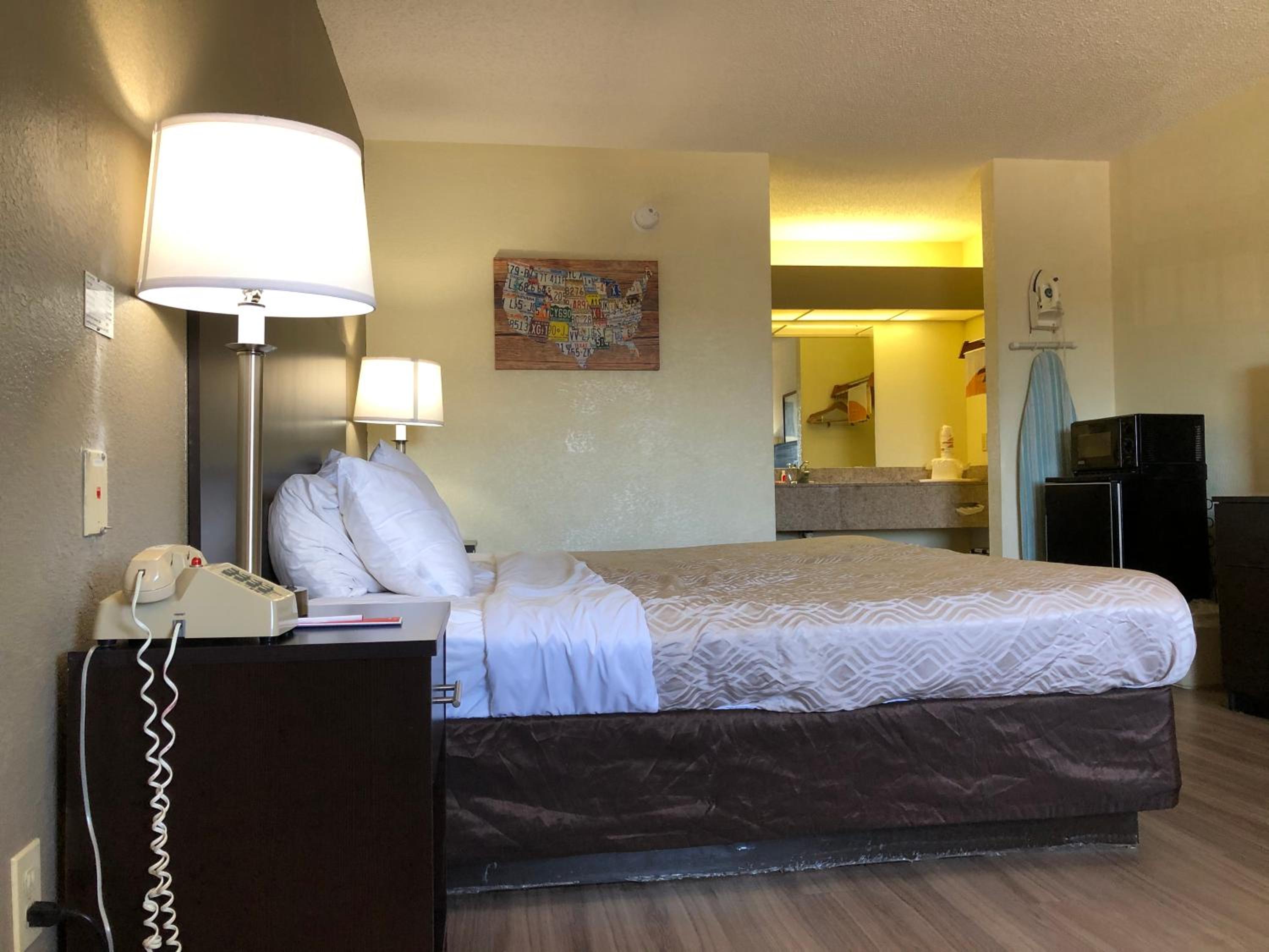 Standard King Room - Non-Smoking  - Photo 11
