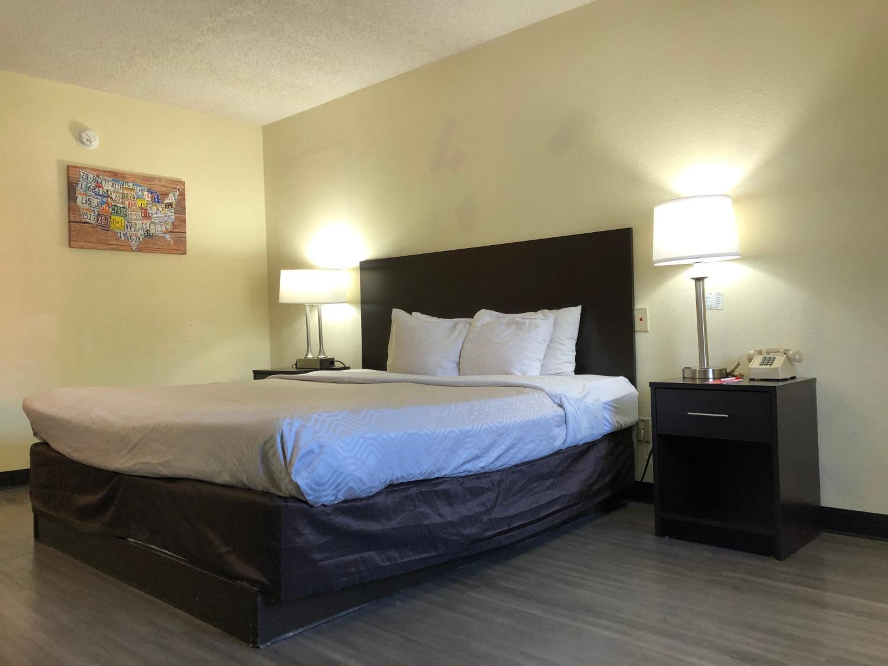 Standard King Room - Non-Smoking  - Photo 10