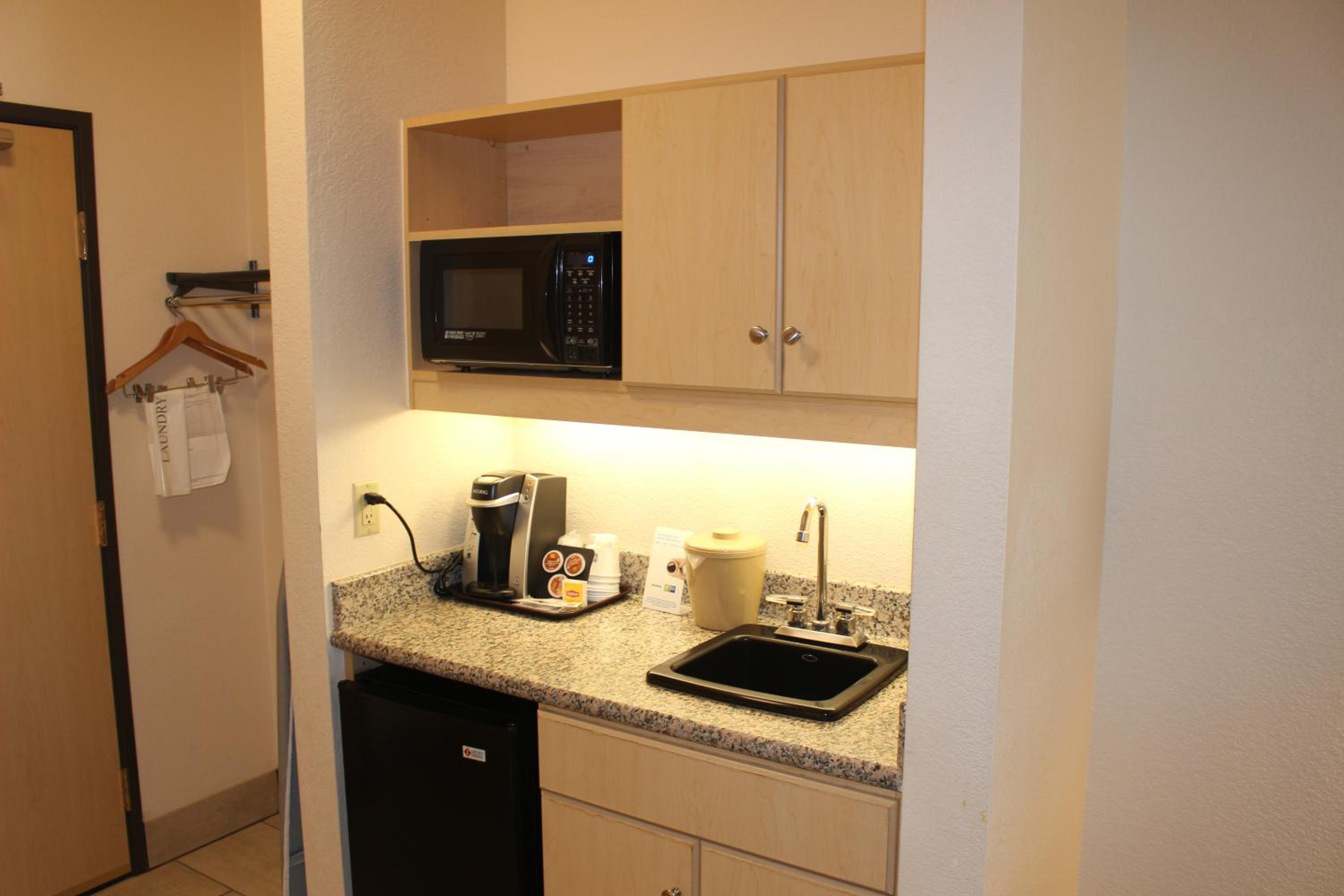 Queen Suite with Two Queen Beds - Photo 6
