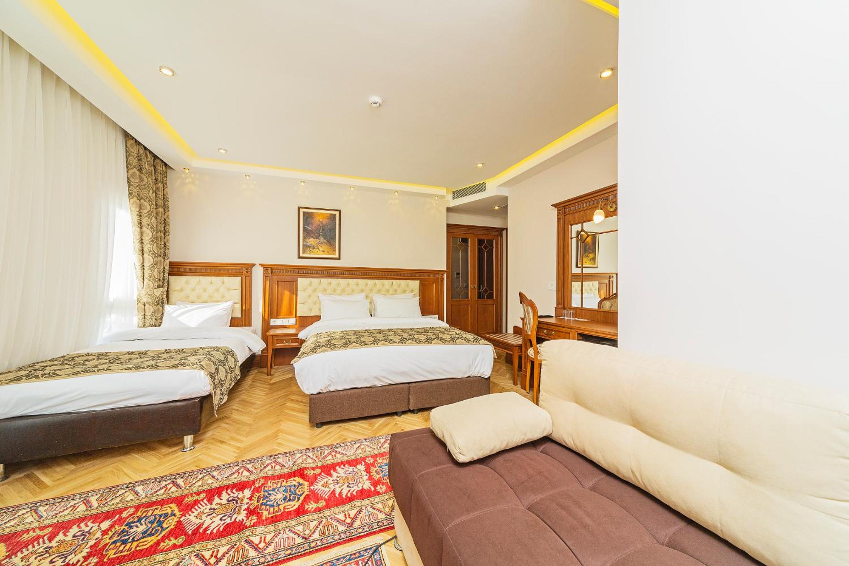 Superior Family Room photo 1