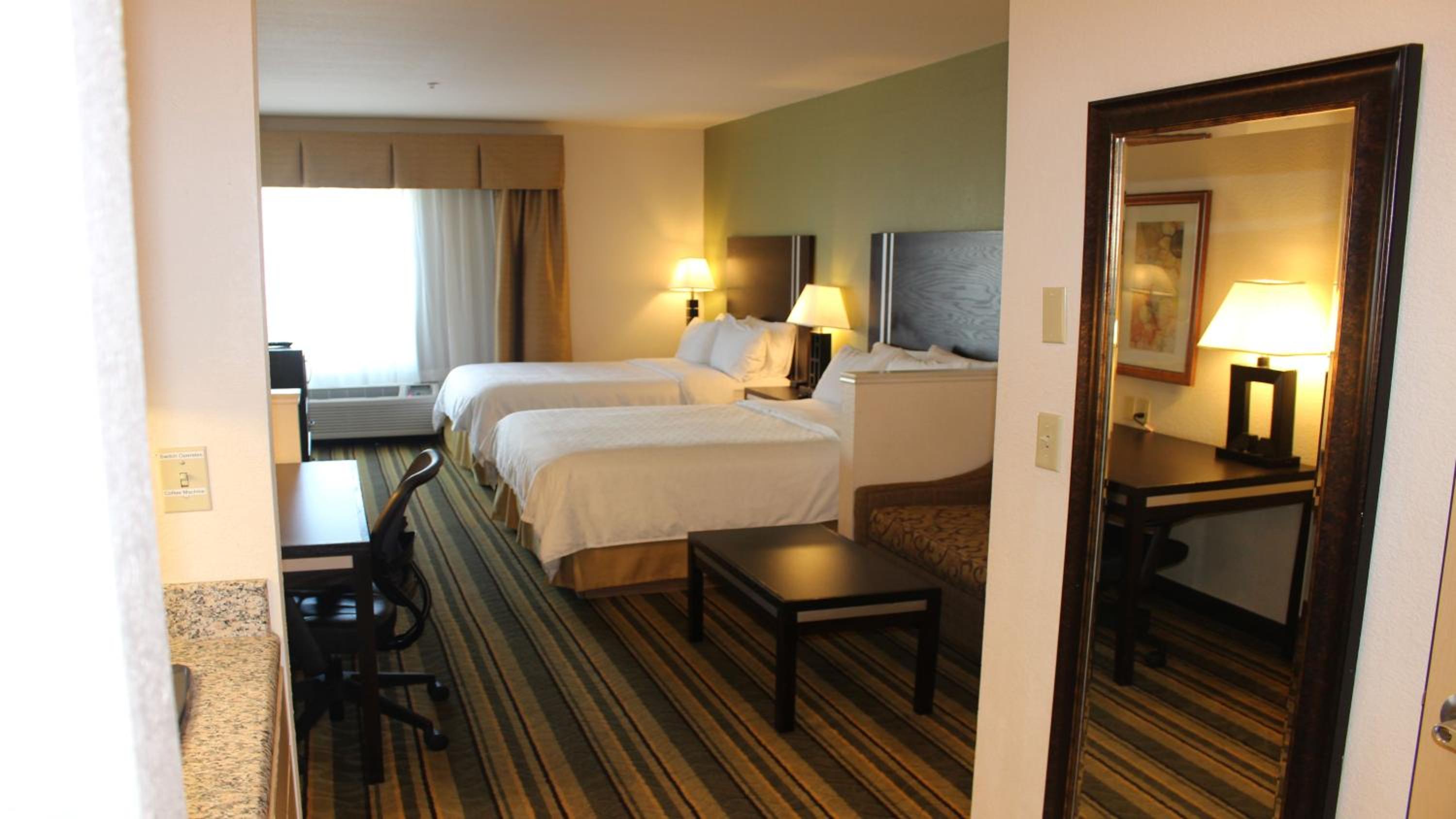 Queen Suite with Two Queen Beds - Photo 4