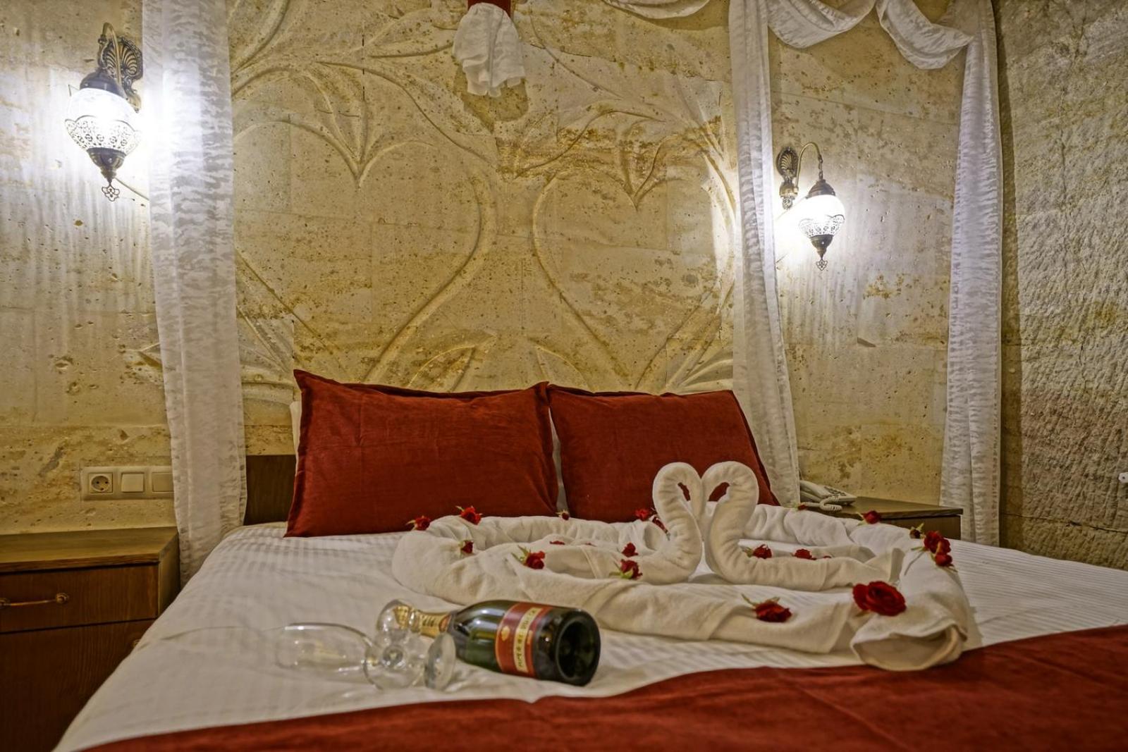 Honeymoon Suite - Photo 1