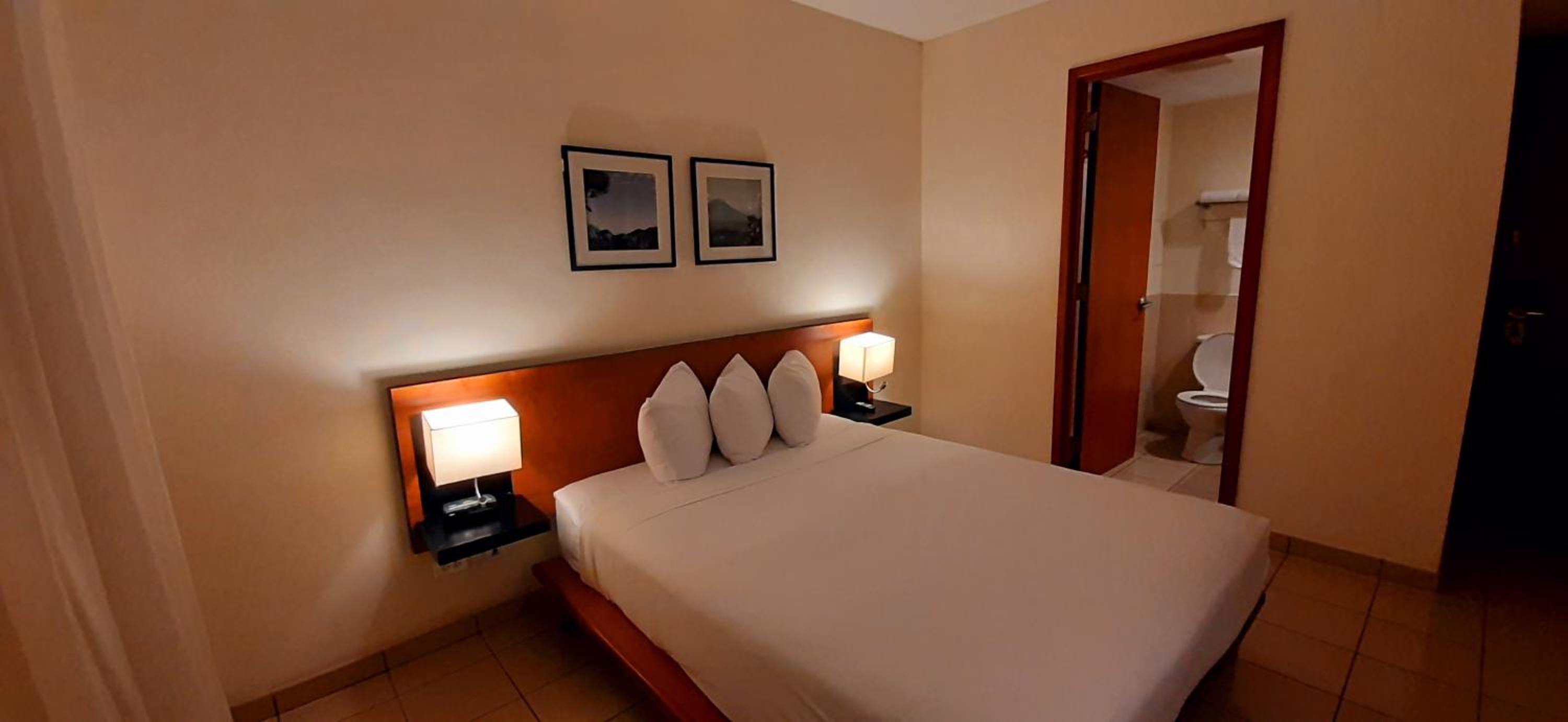 Queen Room - Non-Smoking - Photo 5