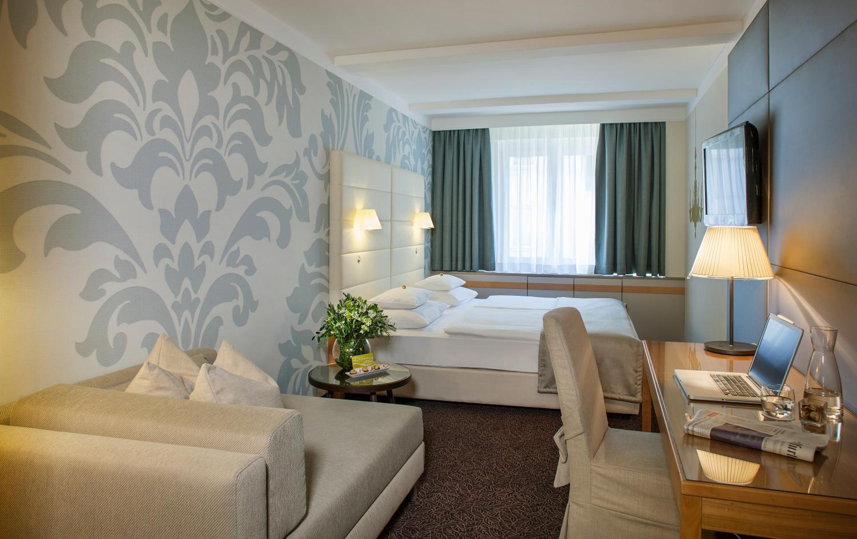 Superior Double Room thumbnail 5