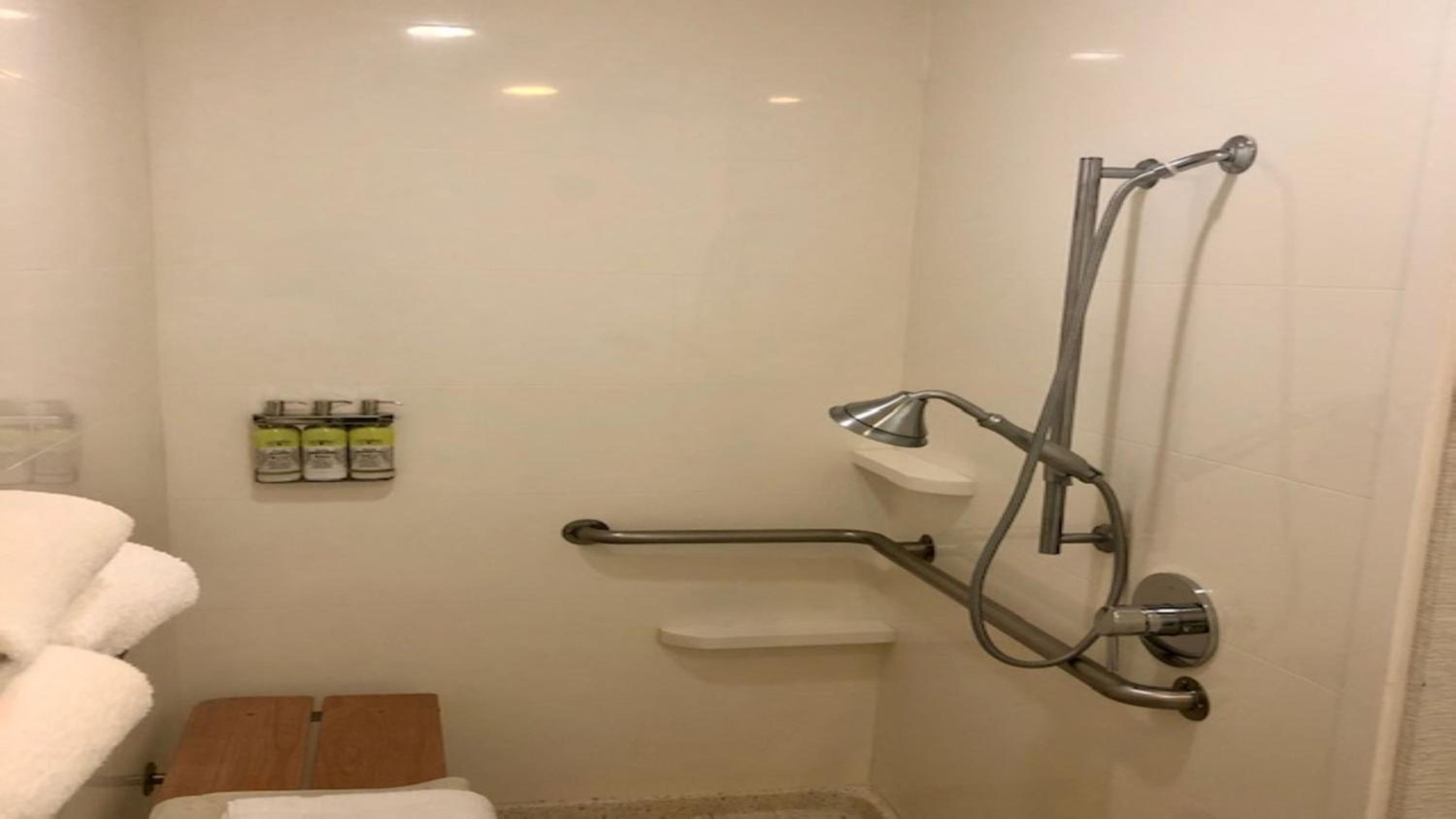 Queen Studio - Disability Access/Roll-in Shower/Non-Smoking - Photo 3