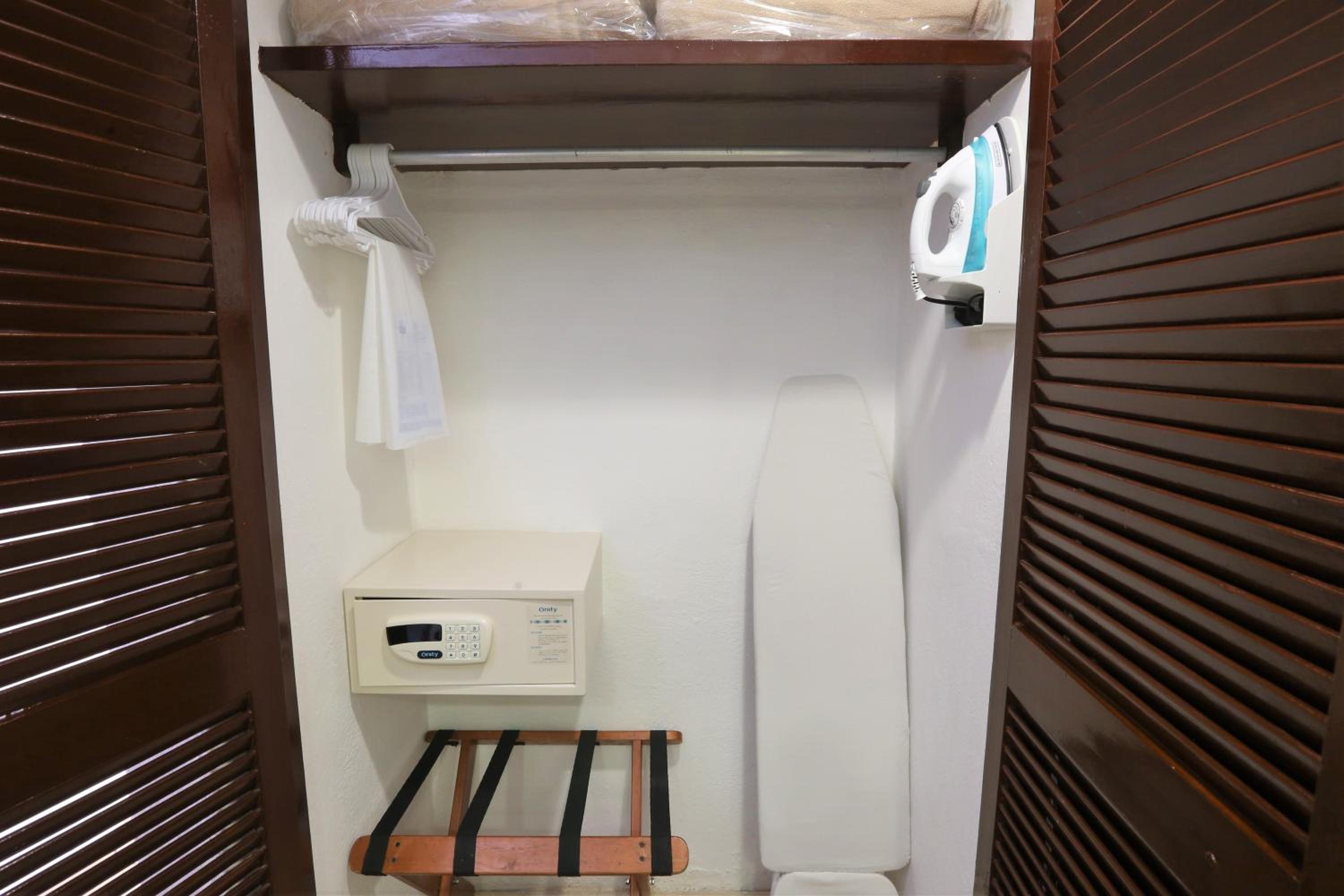 Superior Room with 2 Double Beds, Non-Smoking - Photo 4
