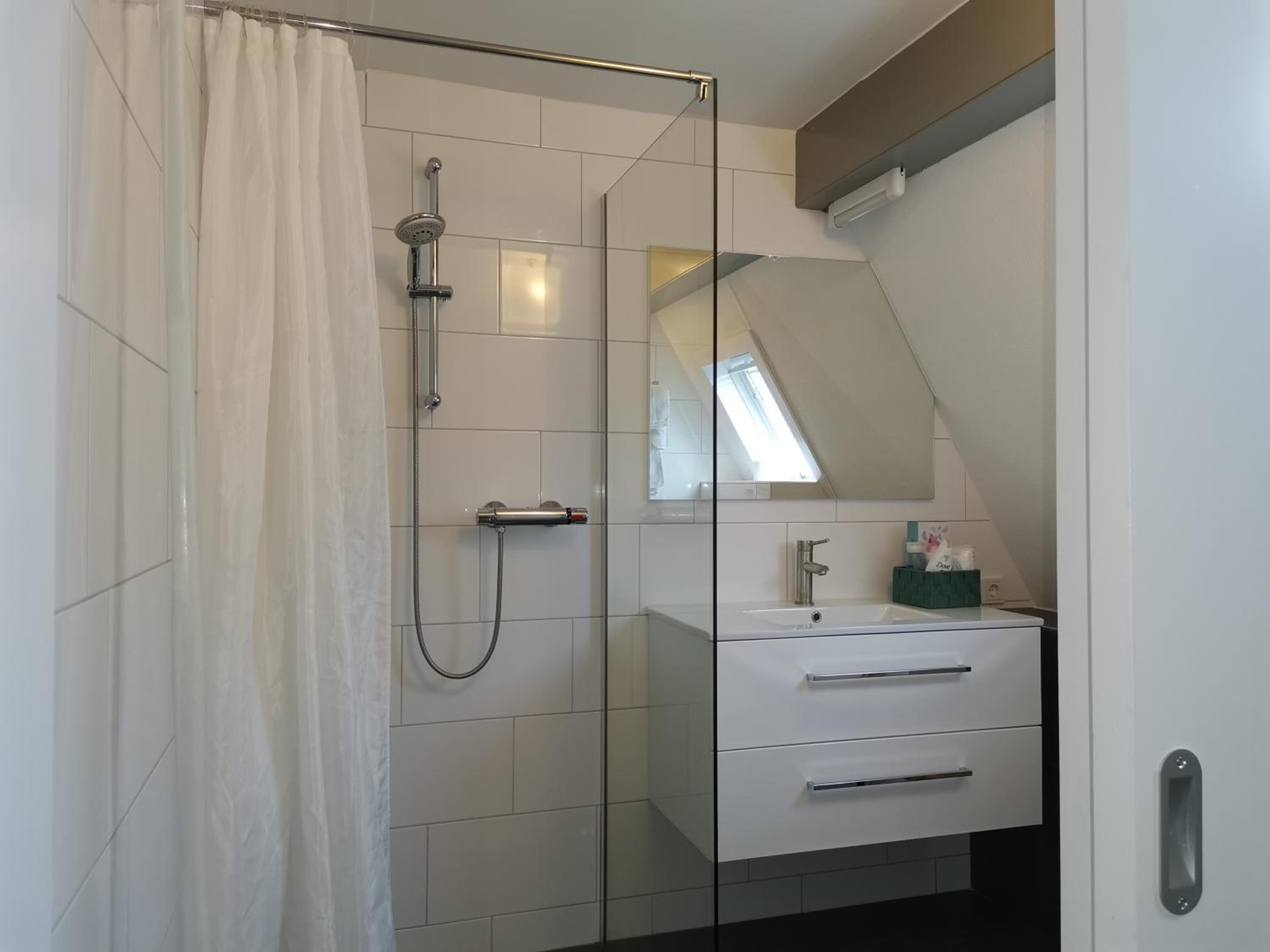 Single Room with Private Bathroom photo 3