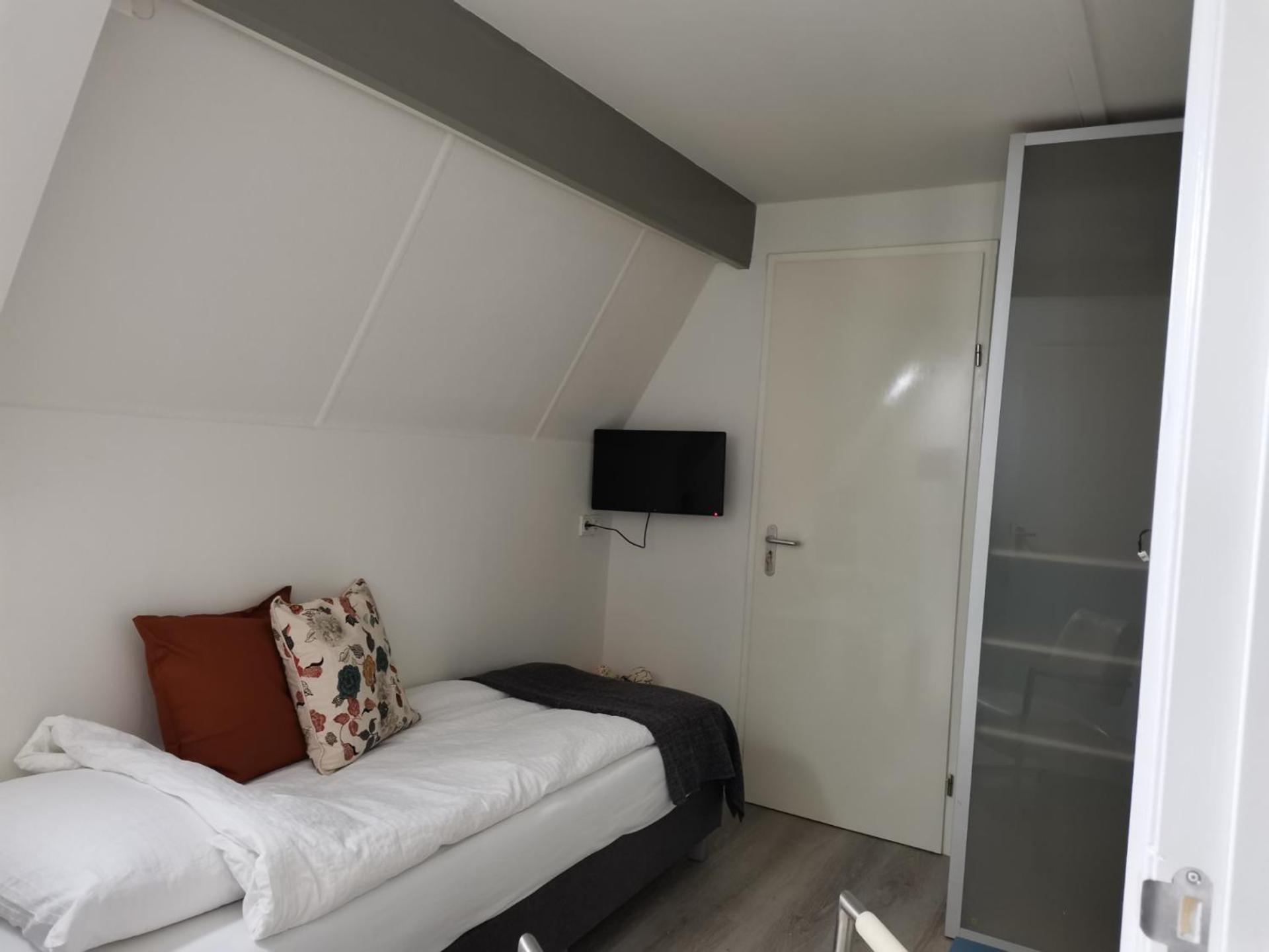 Single Room with Private Bathroom photo 2
