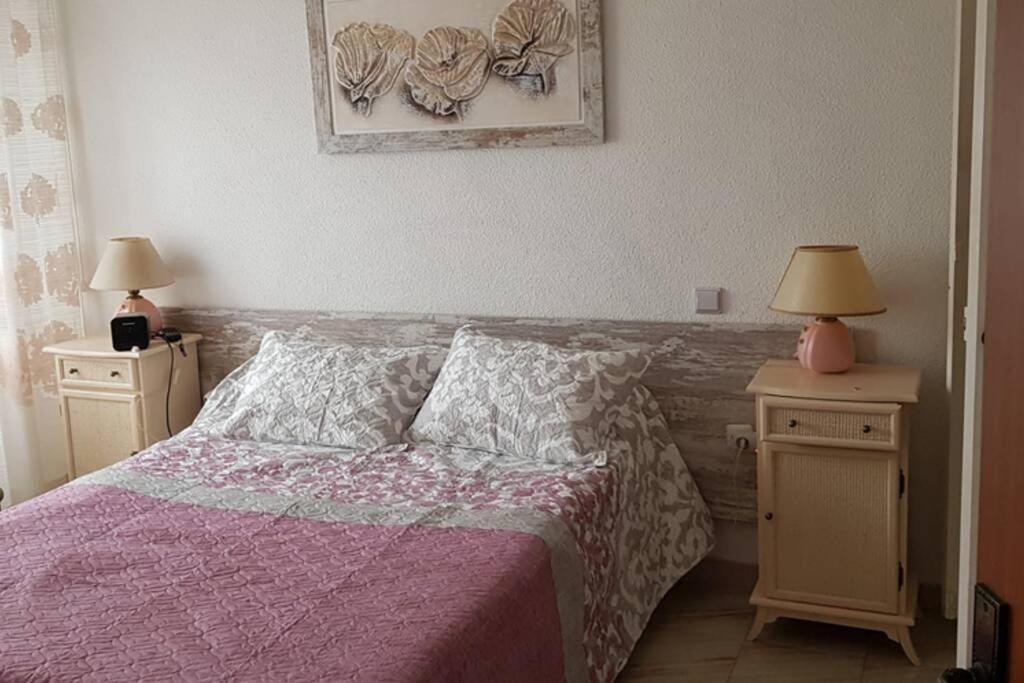 Apartamento de dos habitaciones con balcón y vista al mar