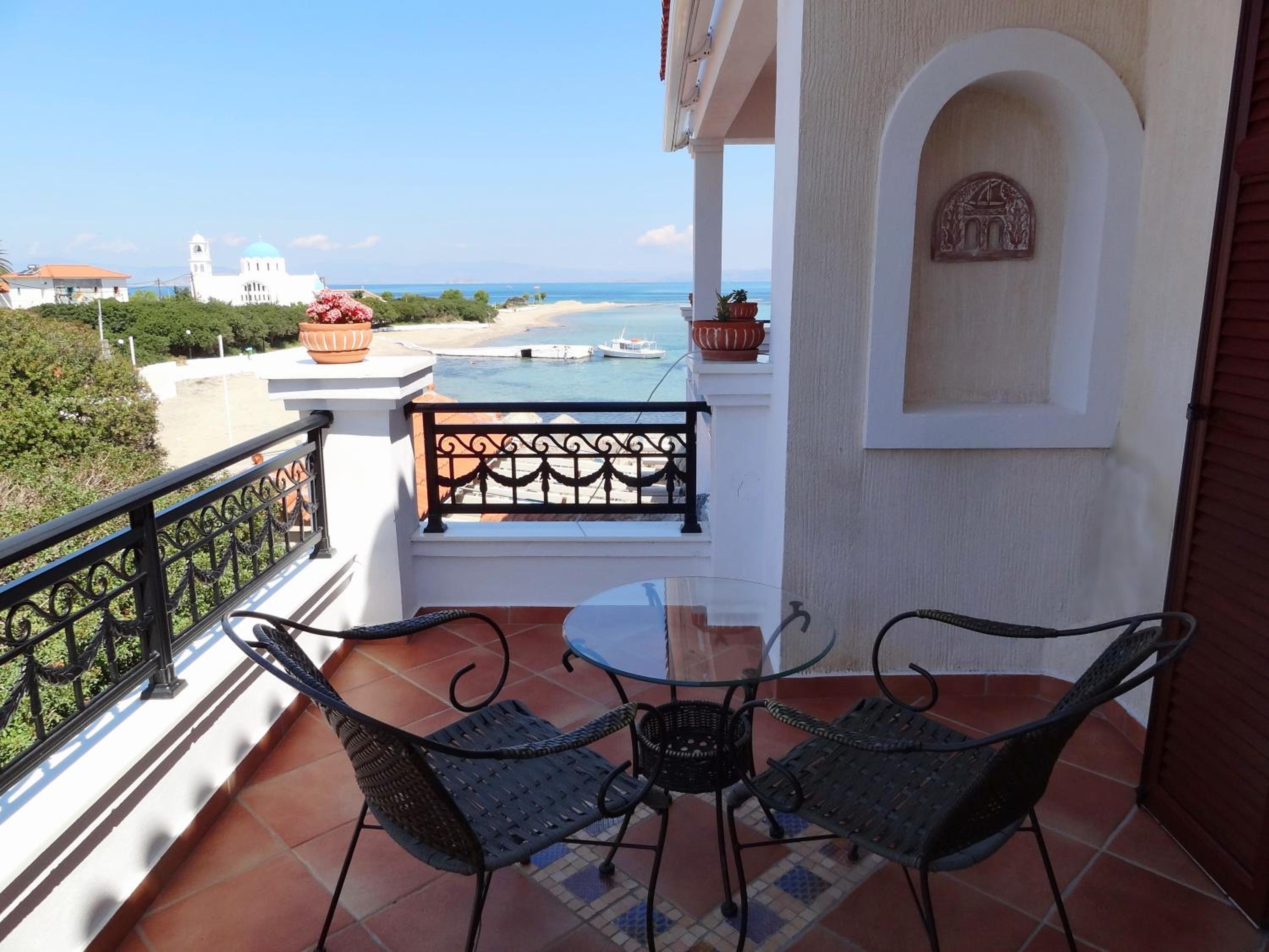 Superior Double Room with Pool View - Photo 7