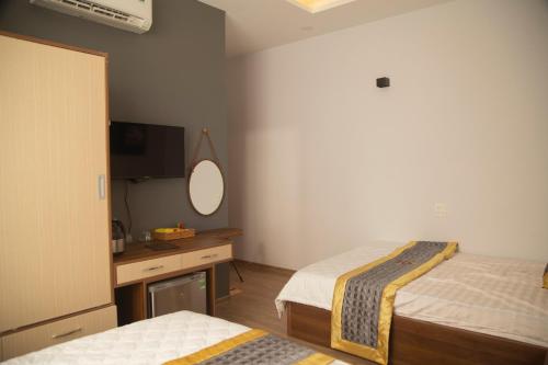 Deluxe Queen Room with Two Queen Beds photo 3