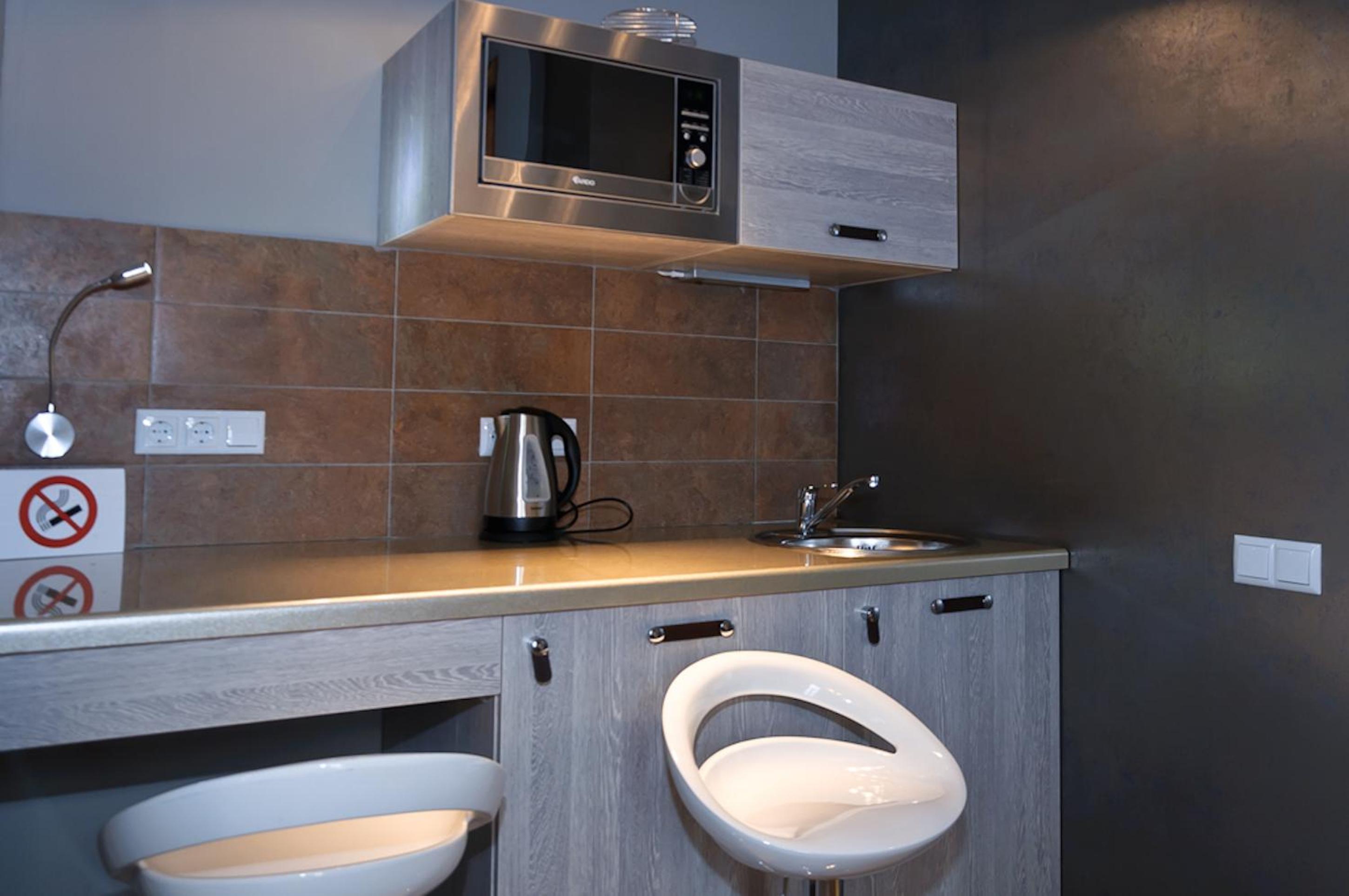 Top floor Modern Studio Street View Apartment with Shower on Khreschatyk 17 photo 2
