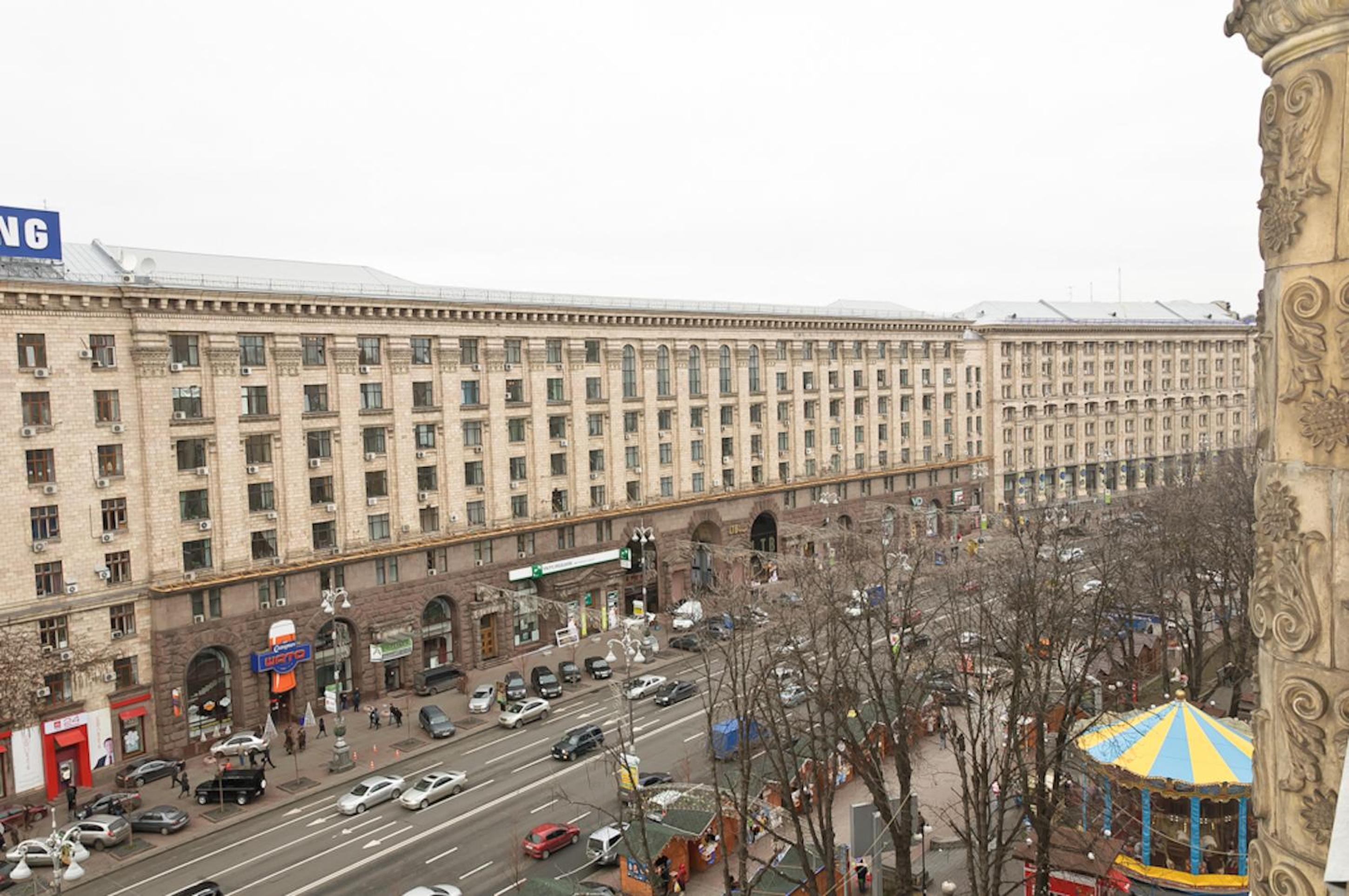 Top floor Modern Studio Street View Apartment with Shower on Khreschatyk 17 photo 3