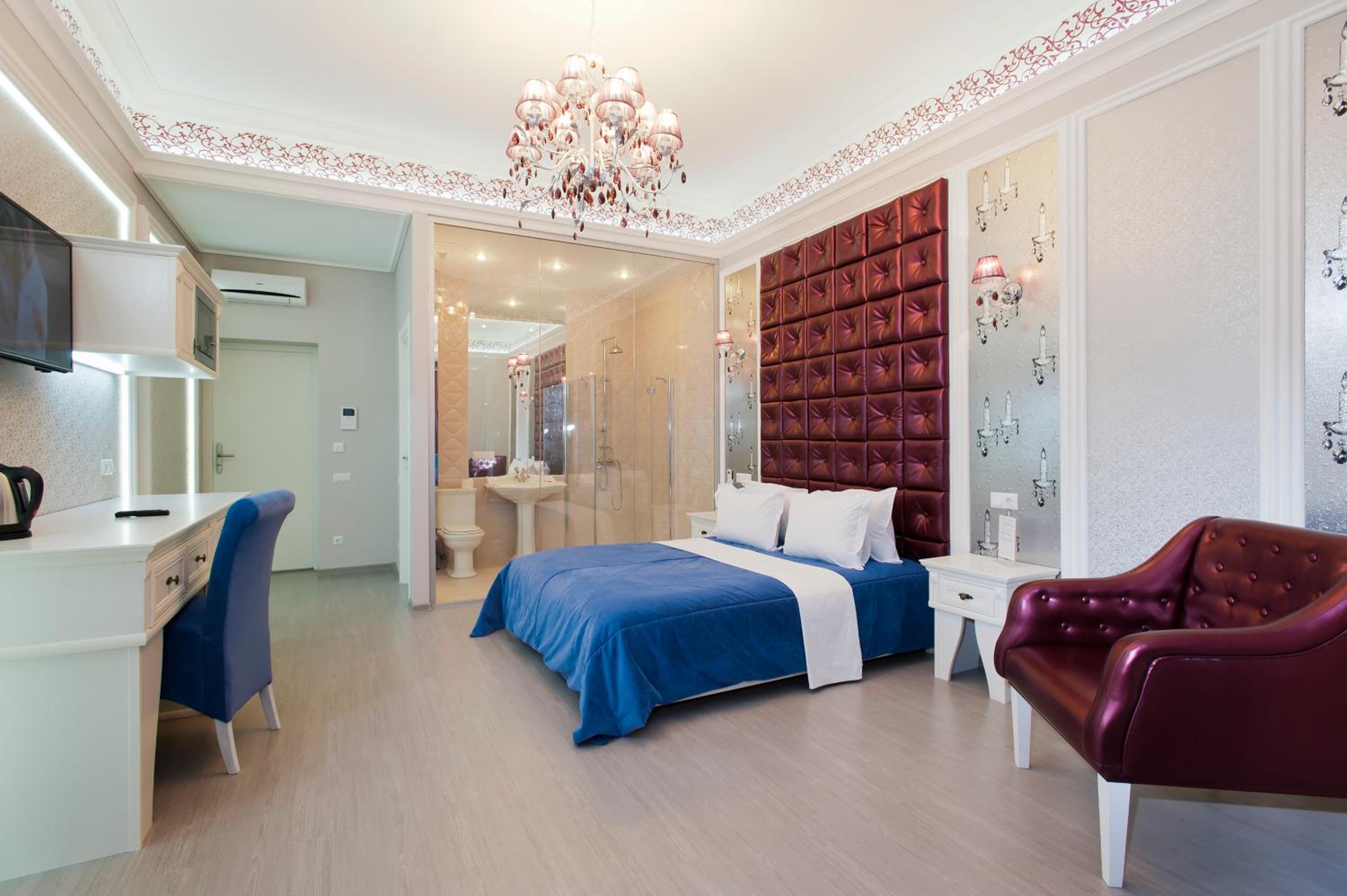 Large Quiet Stylish Studio Apartment on Khreschatyk 15