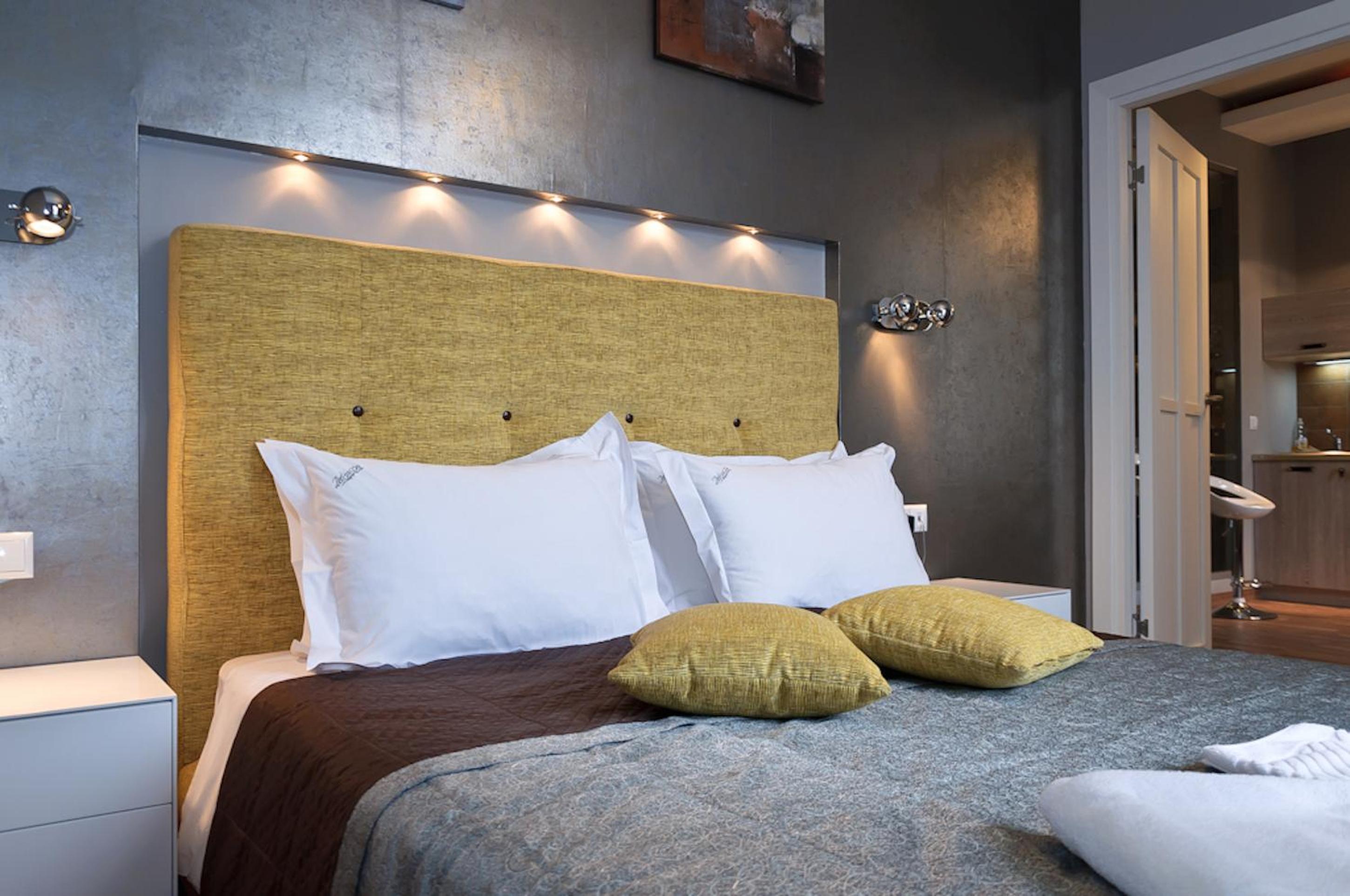 Top floor Luxury Designed One - Bedroom Apartment with Bath on Khreschatyk 17
