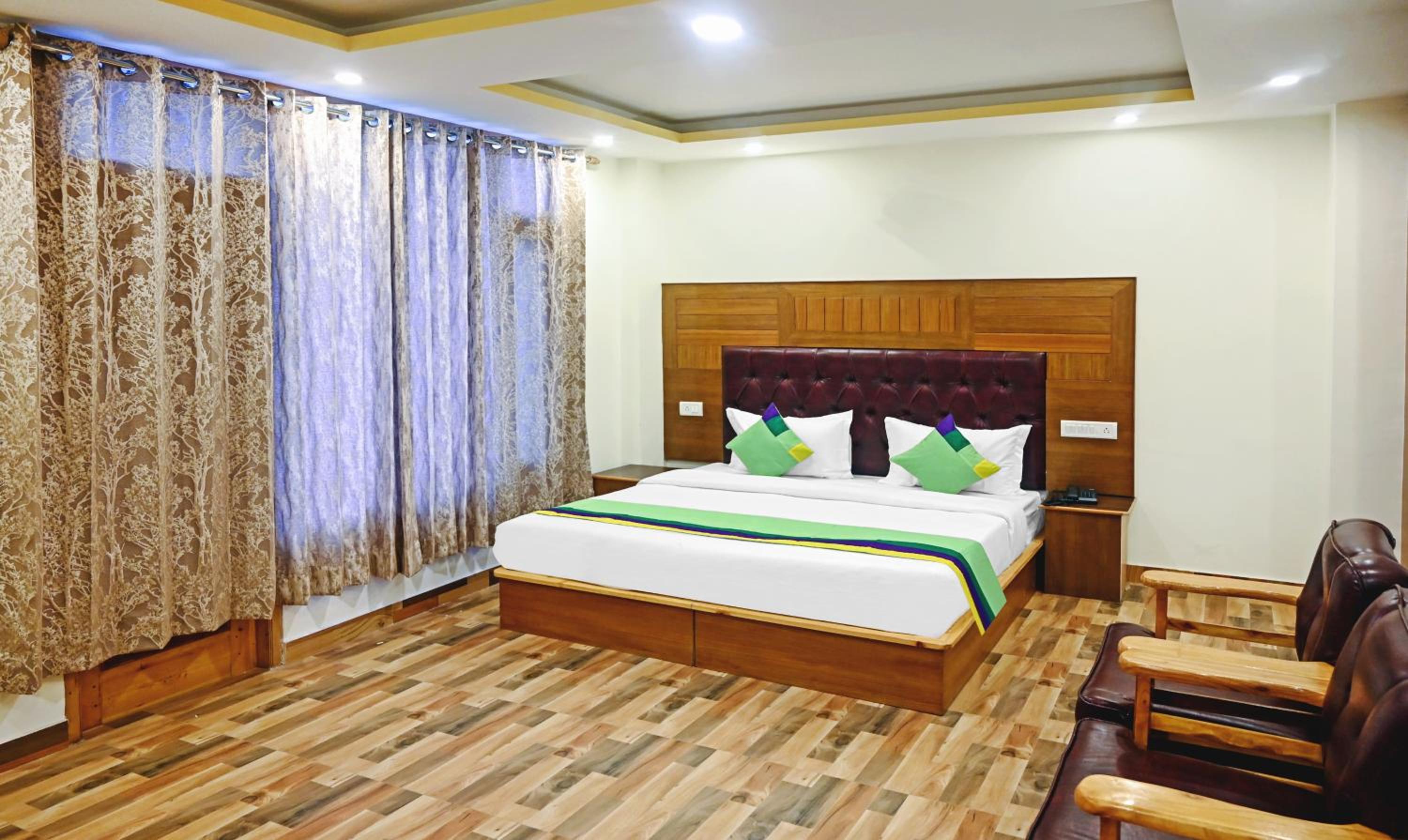 Deluxe Room with Balcony and Valley View