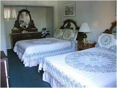 Queen Room with Two Queen Beds photo 1