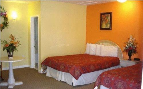 Queen Room with Two Queen Beds photo 2