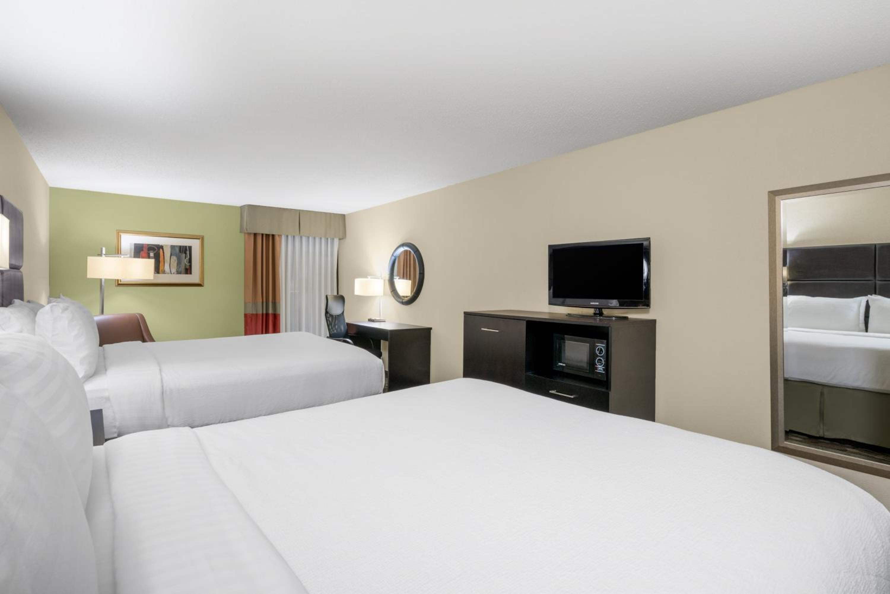 Standard Room with Two Queen Beds - Photo 5