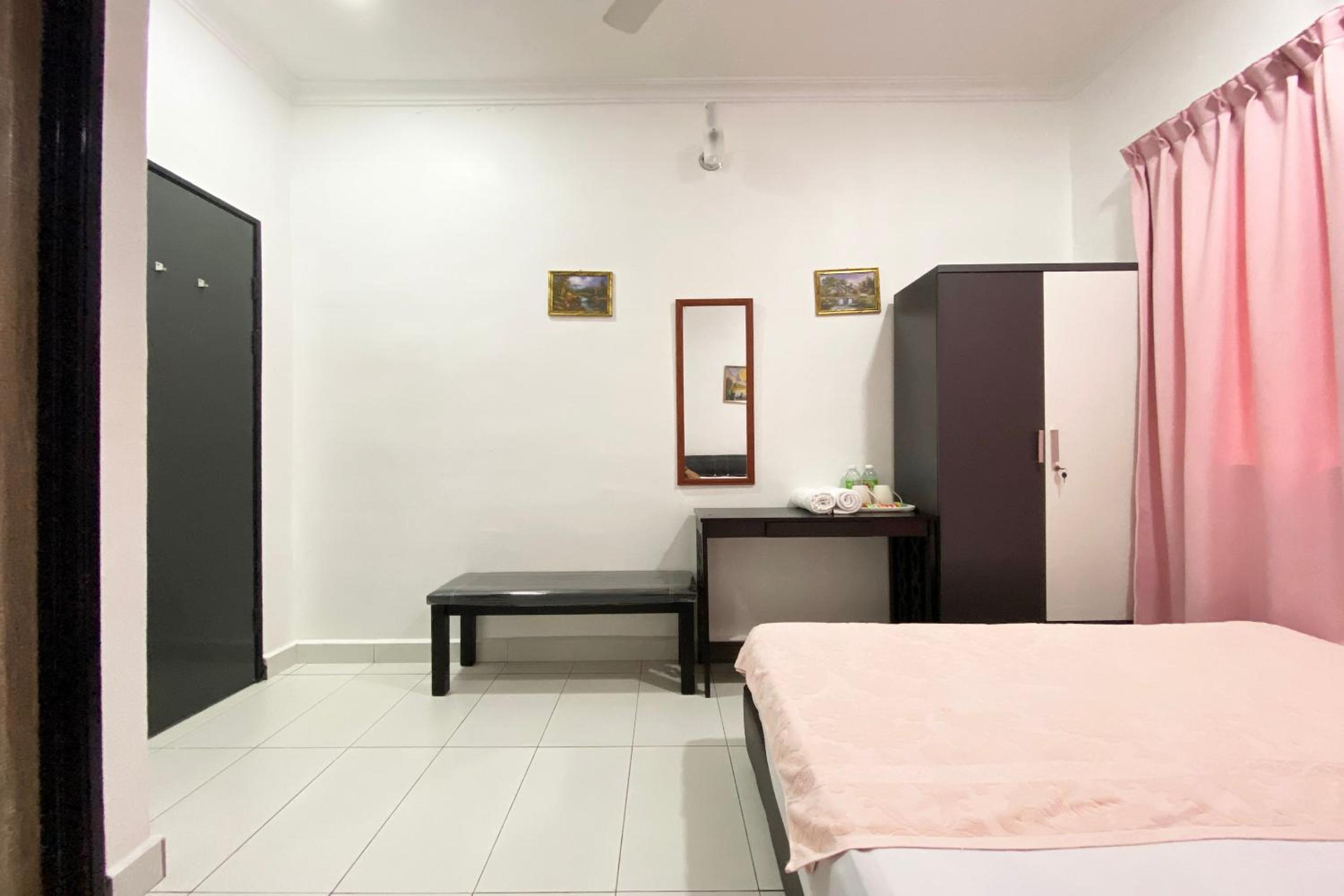 Family Room with Private Bathroom - Photo 4
