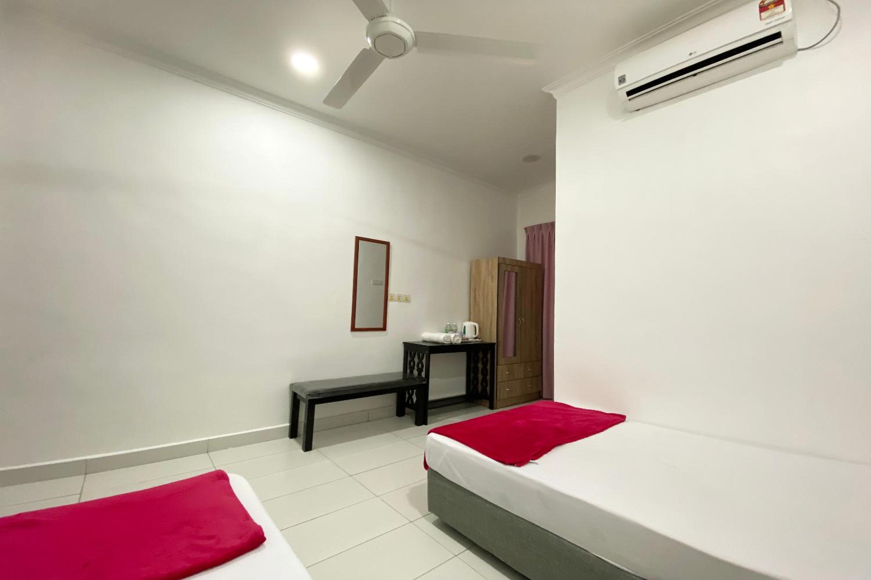 Twin Room with Bathroom - Photo 4
