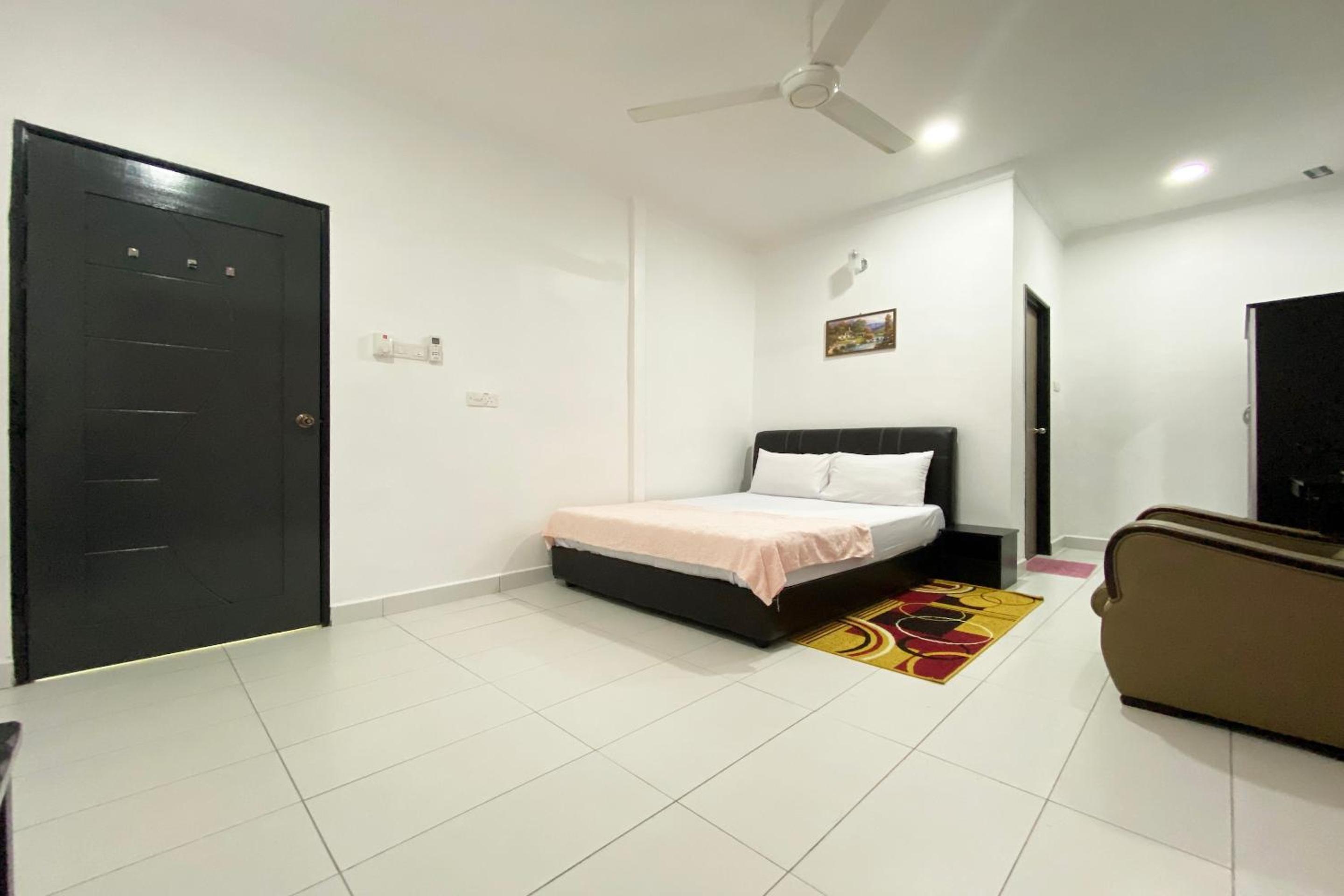 Double Room with Shared Bathroom - Photo 8