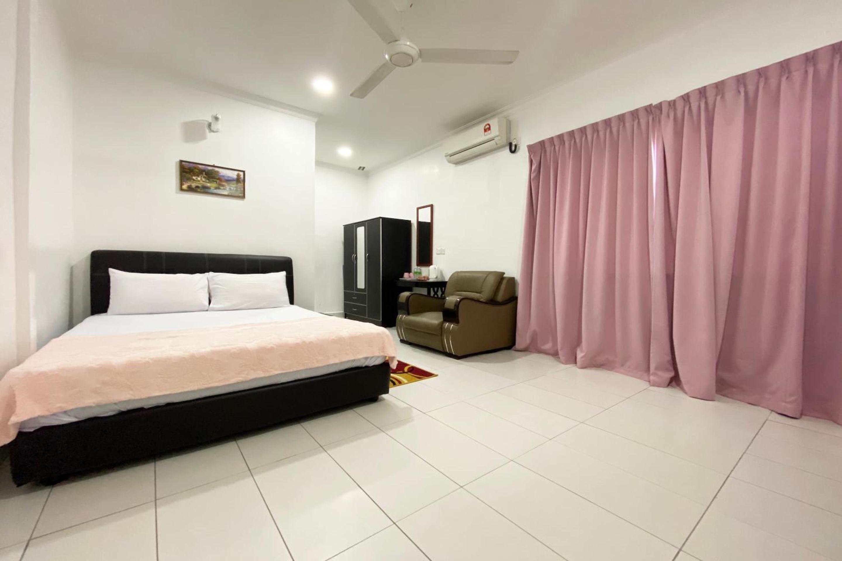 Double Room with Shared Bathroom - Photo 10