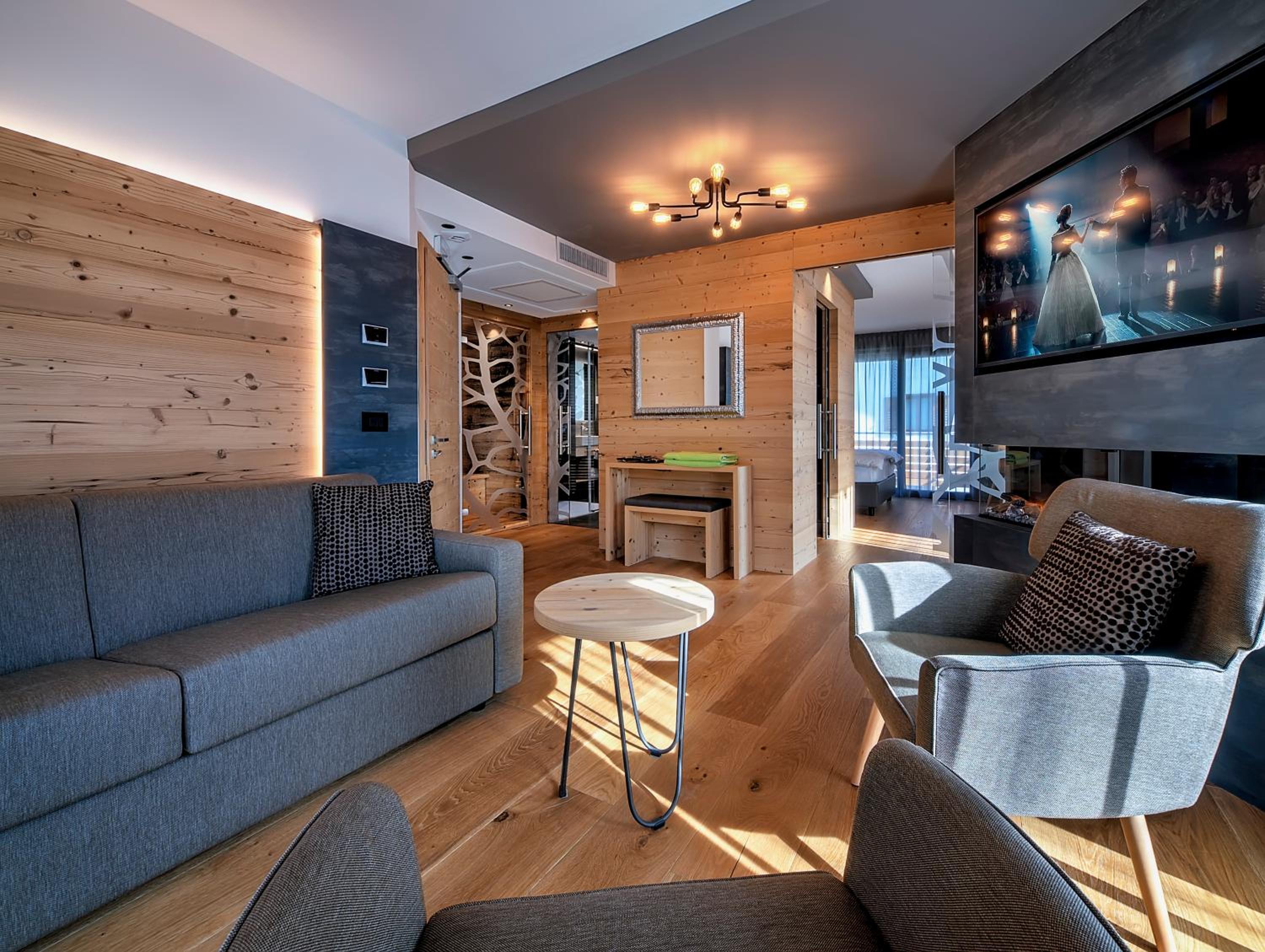Family Suite (2 Adults + 2 Children)
